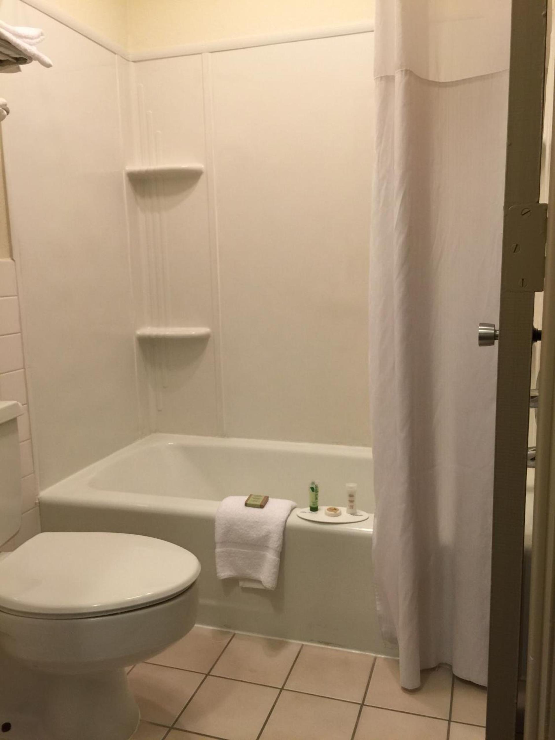 Red Lion Inn & Suites Junction City photo 33