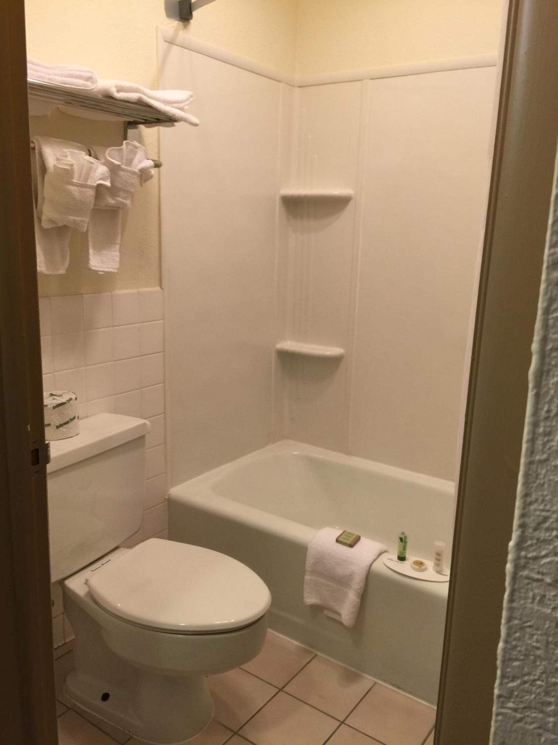 Red Lion Inn & Suites Junction City photo 40