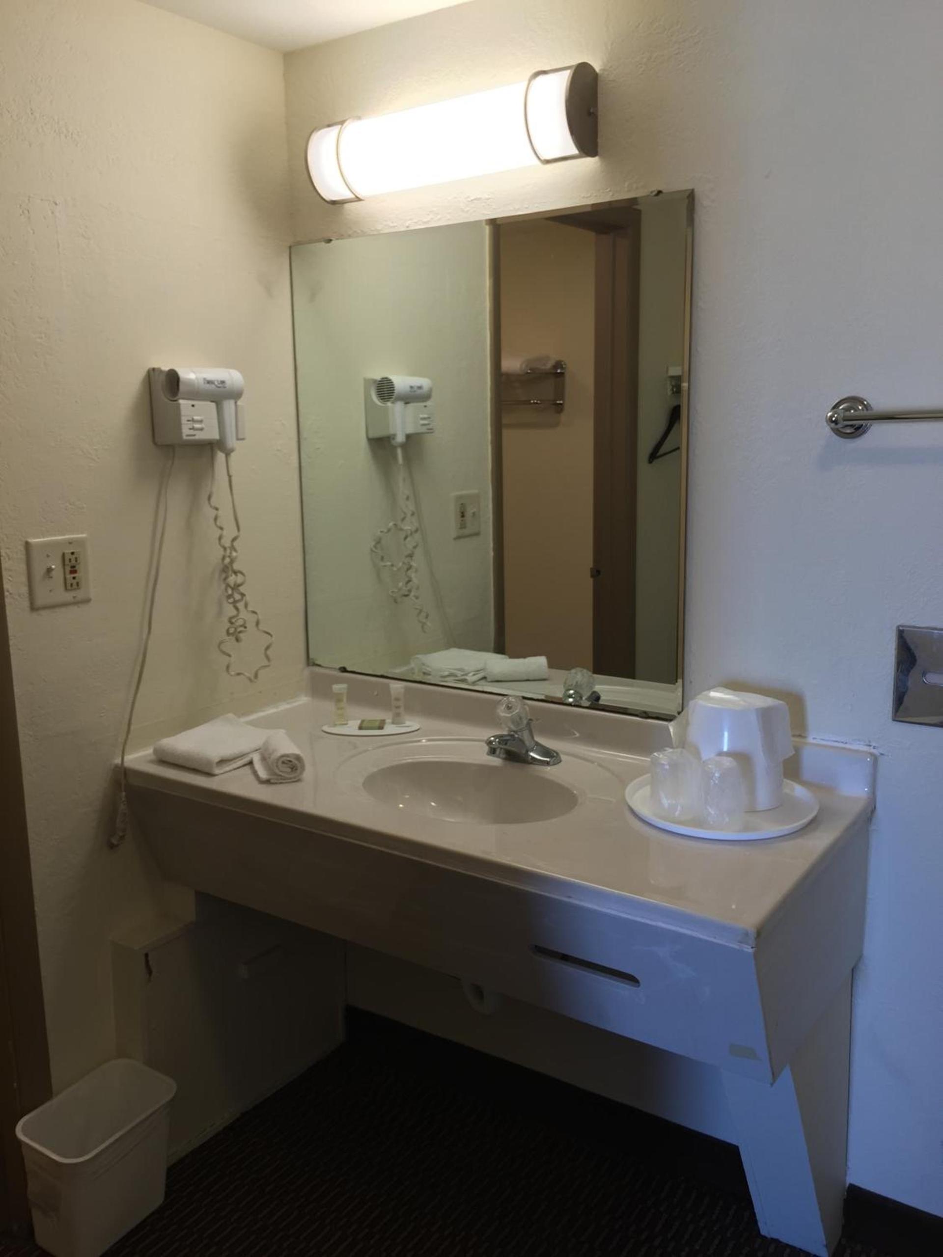 Red Lion Inn & Suites Junction City photo 34