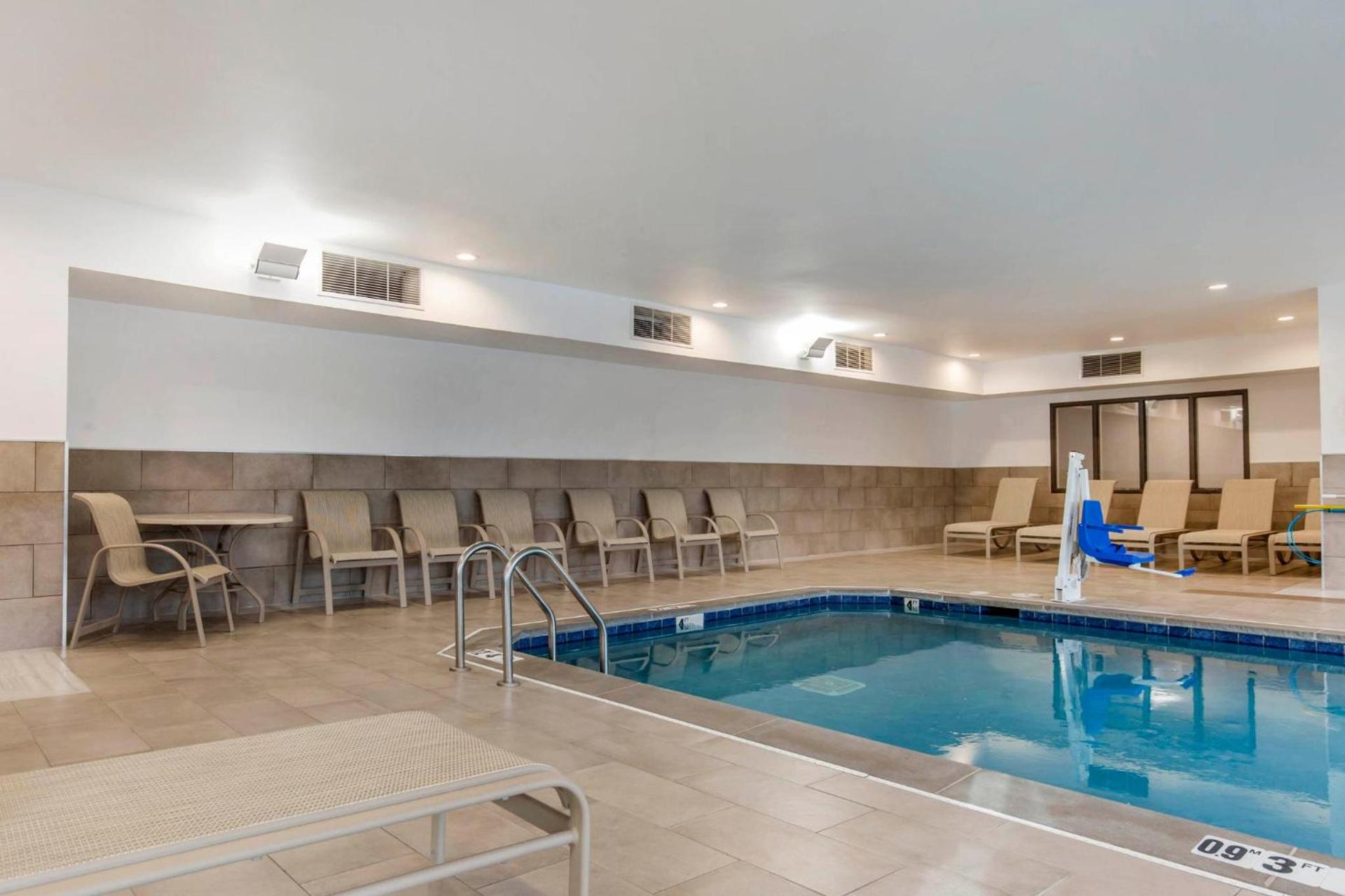 Holiday Inn Express & Suites Chicago West - St Charles by IHG photo 47