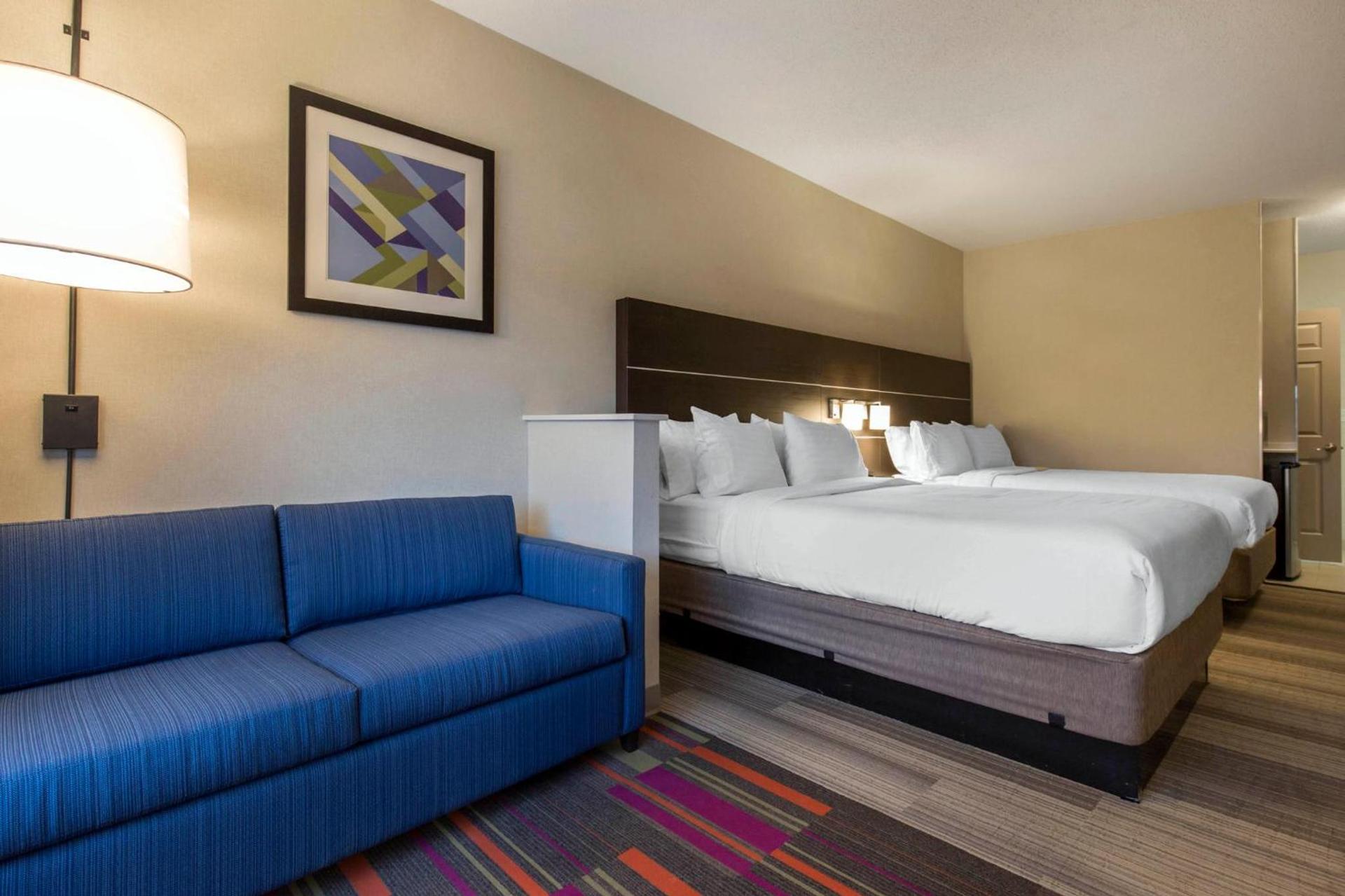 Holiday Inn Express & Suites Chicago West - St Charles by IHG photo 29