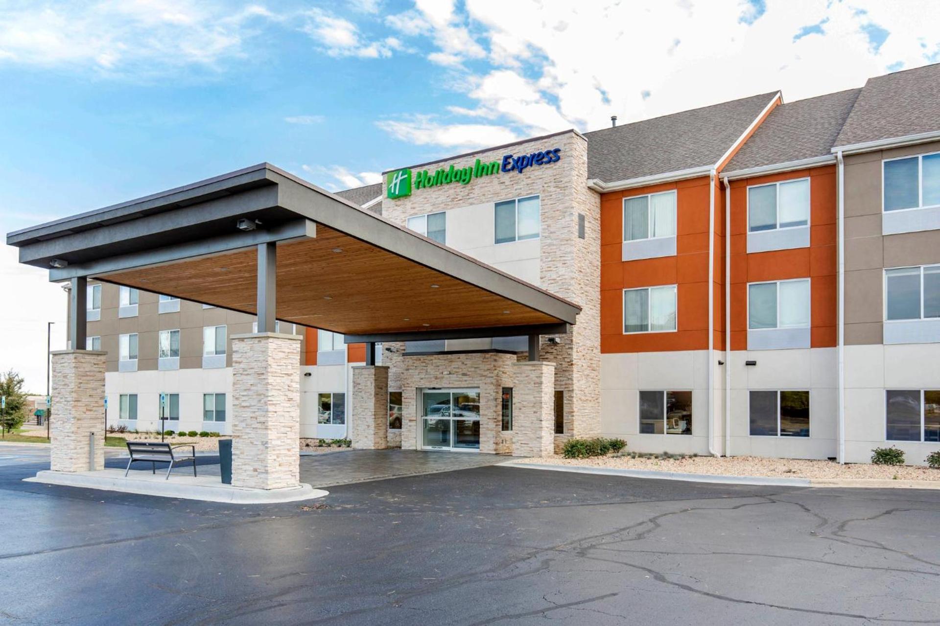 Holiday Inn Express & Suites Chicago West - St Charles by IHG photo 51