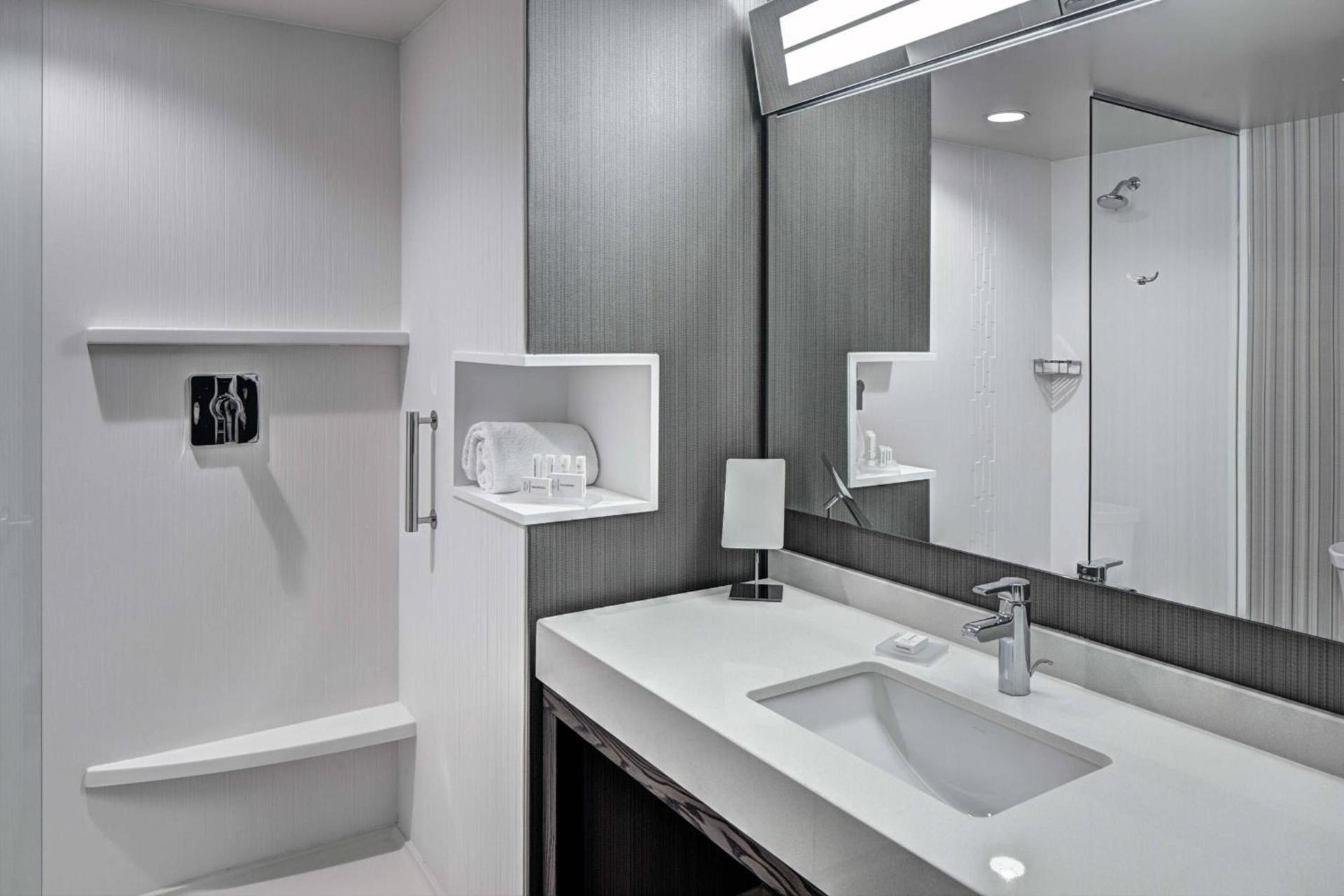 Courtyard by Marriott Appleton Riverfront photo 12