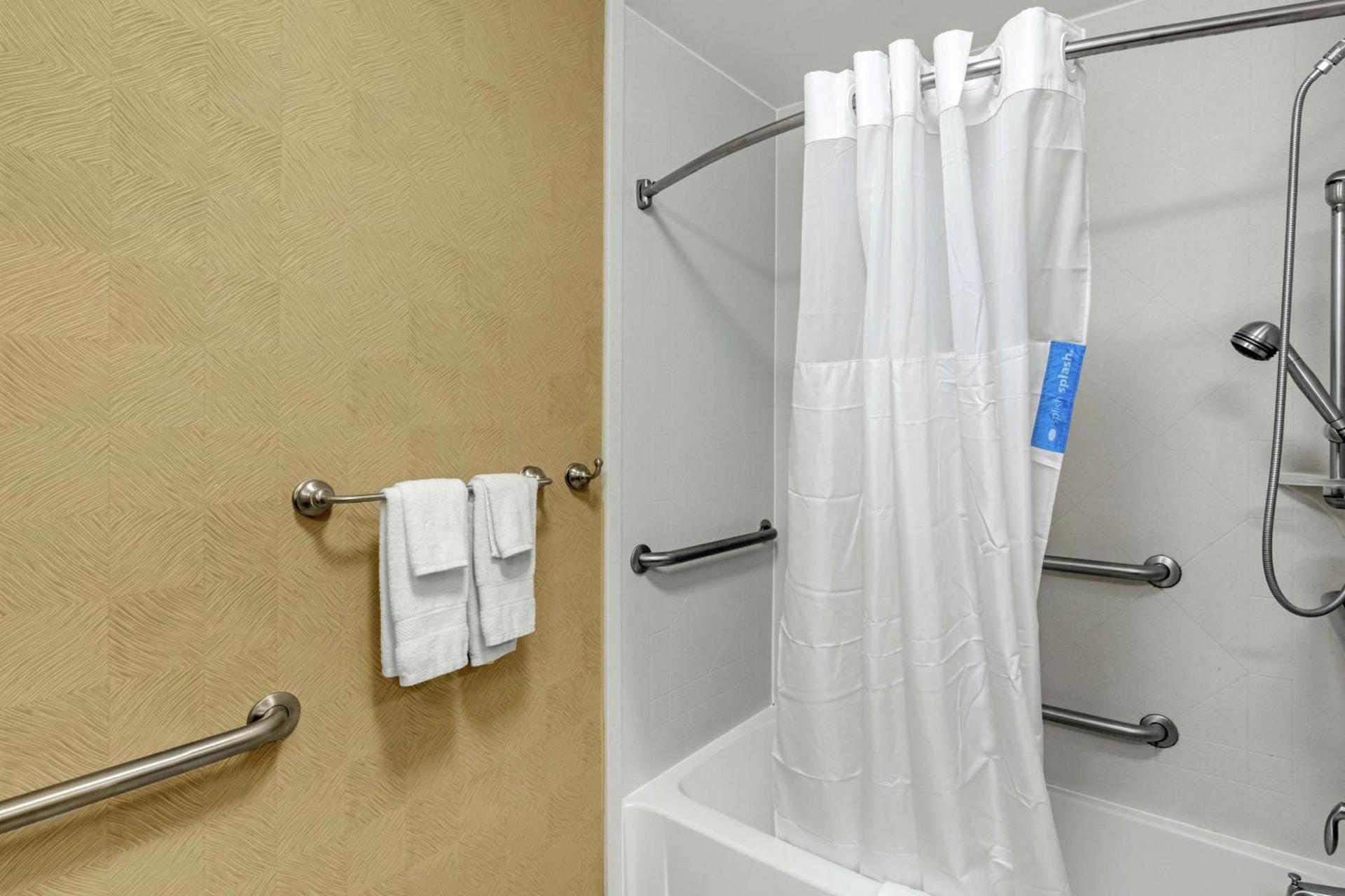 Hampton Inn Starkville Mississippi State University photo 13