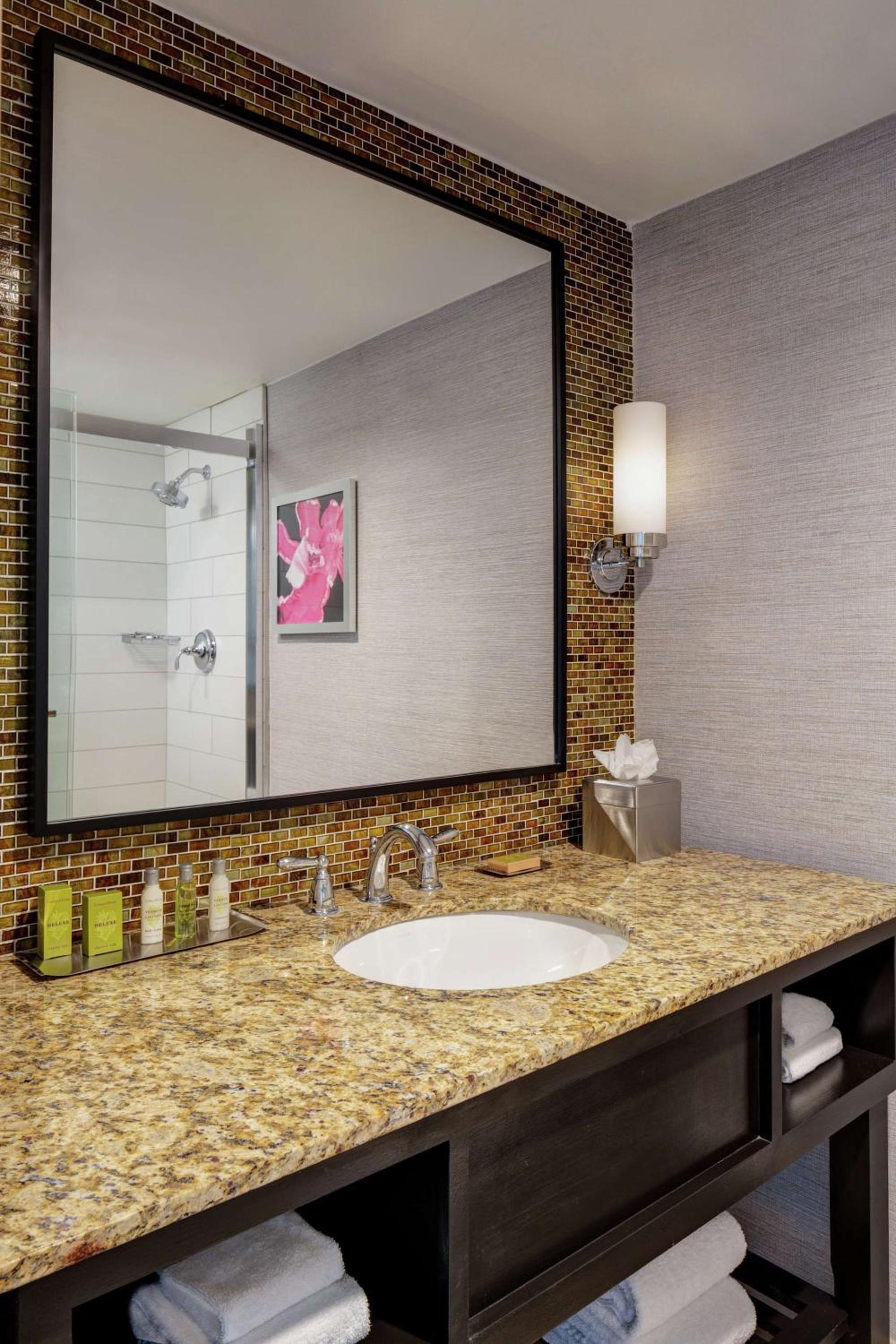DoubleTree by Hilton Fairfield Hotel & Suites photo 4