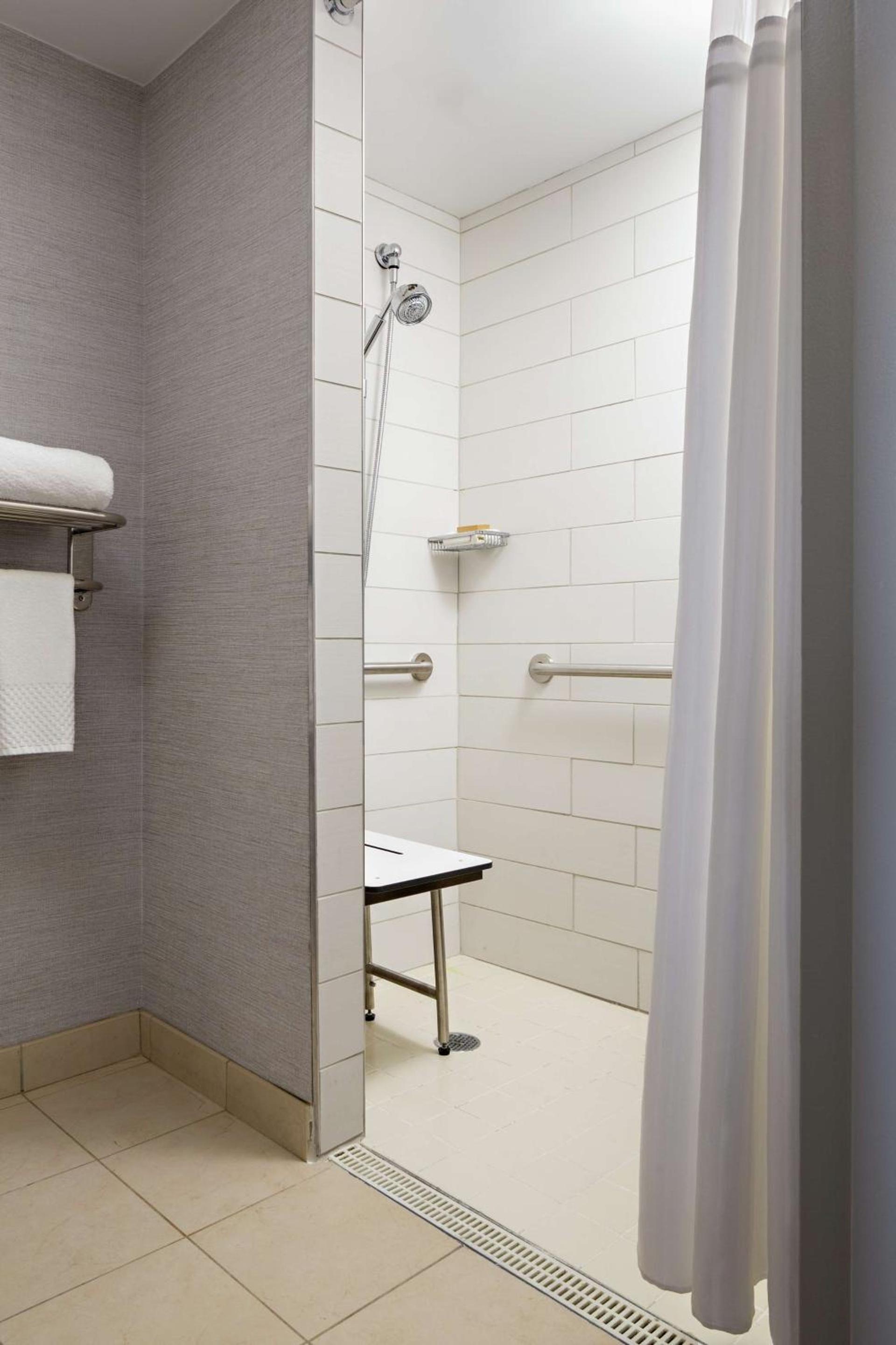 DoubleTree by Hilton Fairfield Hotel & Suites photo 40