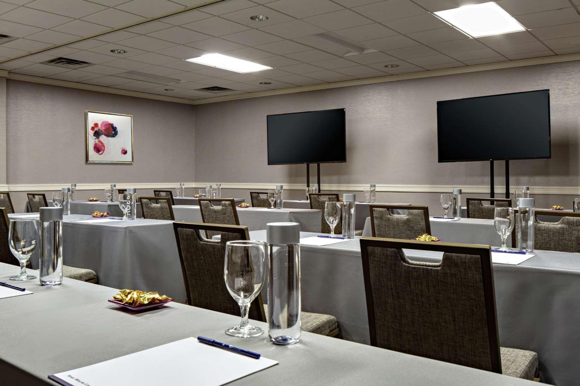 DoubleTree by Hilton Fairfield Hotel & Suites photo 9
