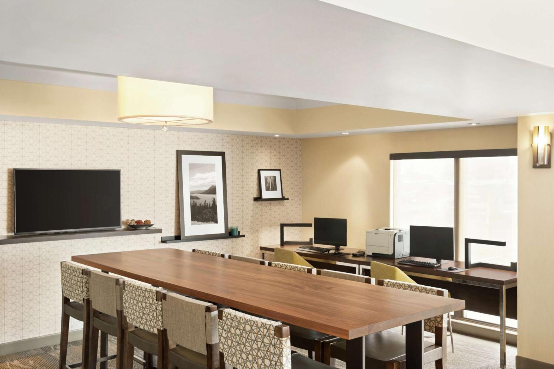 Hampton Inn Portland Airport photo 2