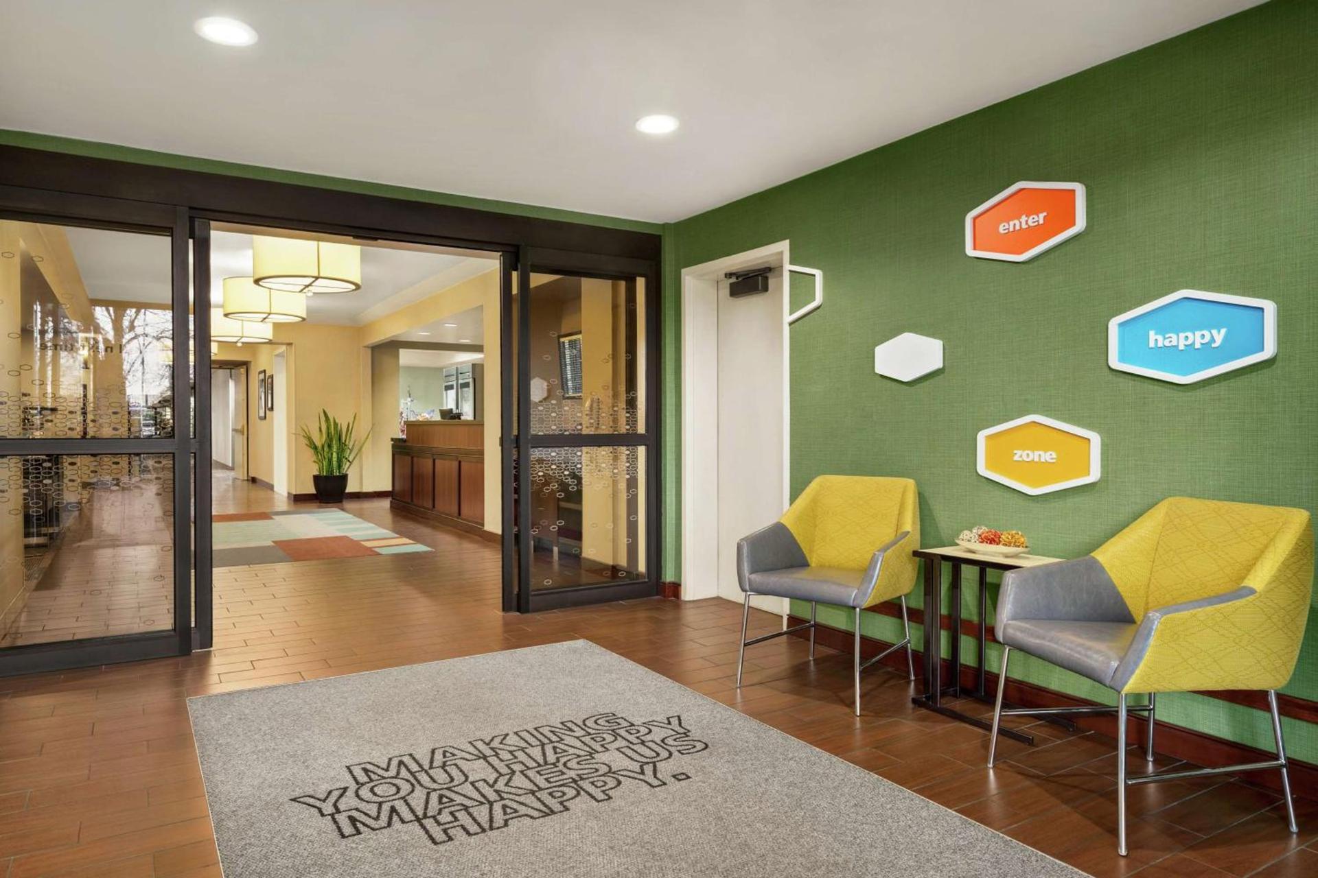 Hampton Inn Portland Airport photo 3