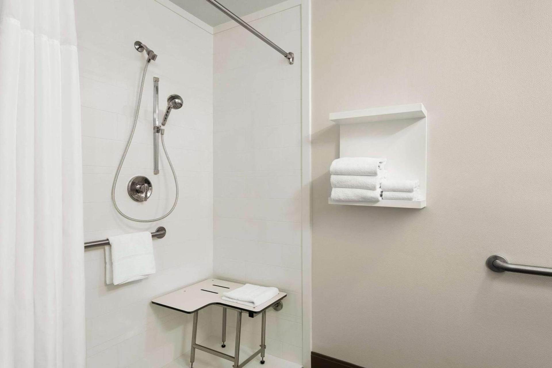 Hampton Inn Portland Airport photo 18
