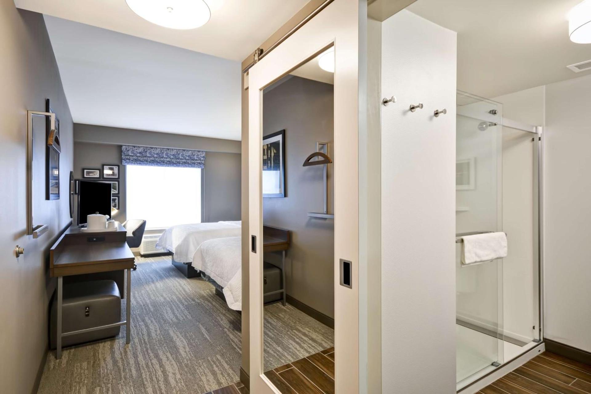 Hampton Inn Livonia Detroit photo 14