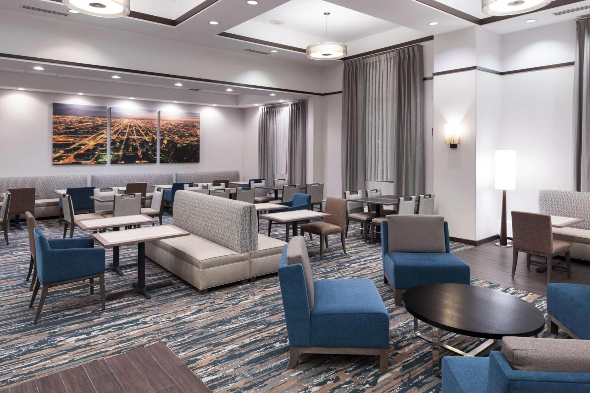 Hampton Inn & Suites Chicago North Shore photo 4