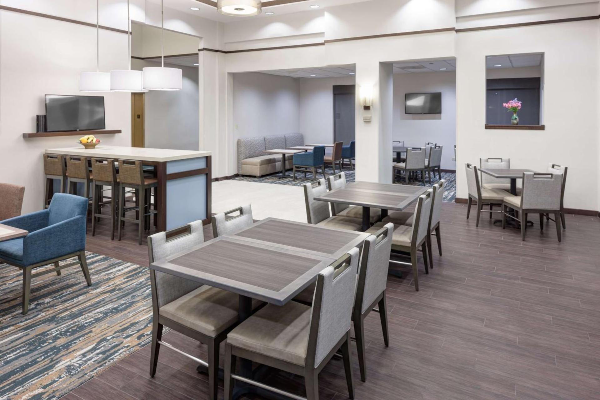 Hampton Inn & Suites Chicago North Shore photo 11