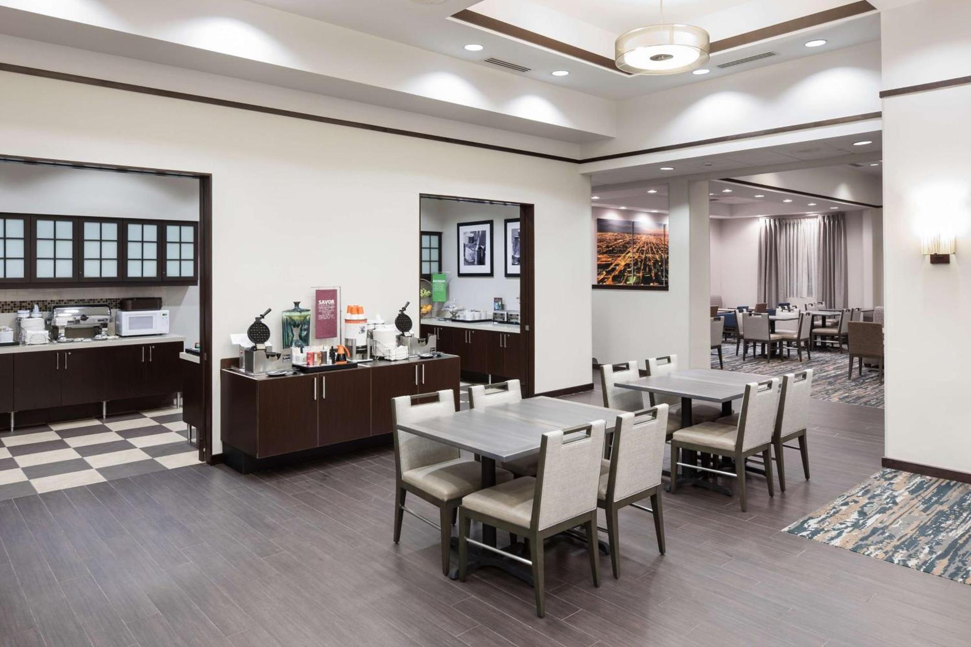 Hampton Inn & Suites Chicago North Shore photo 12