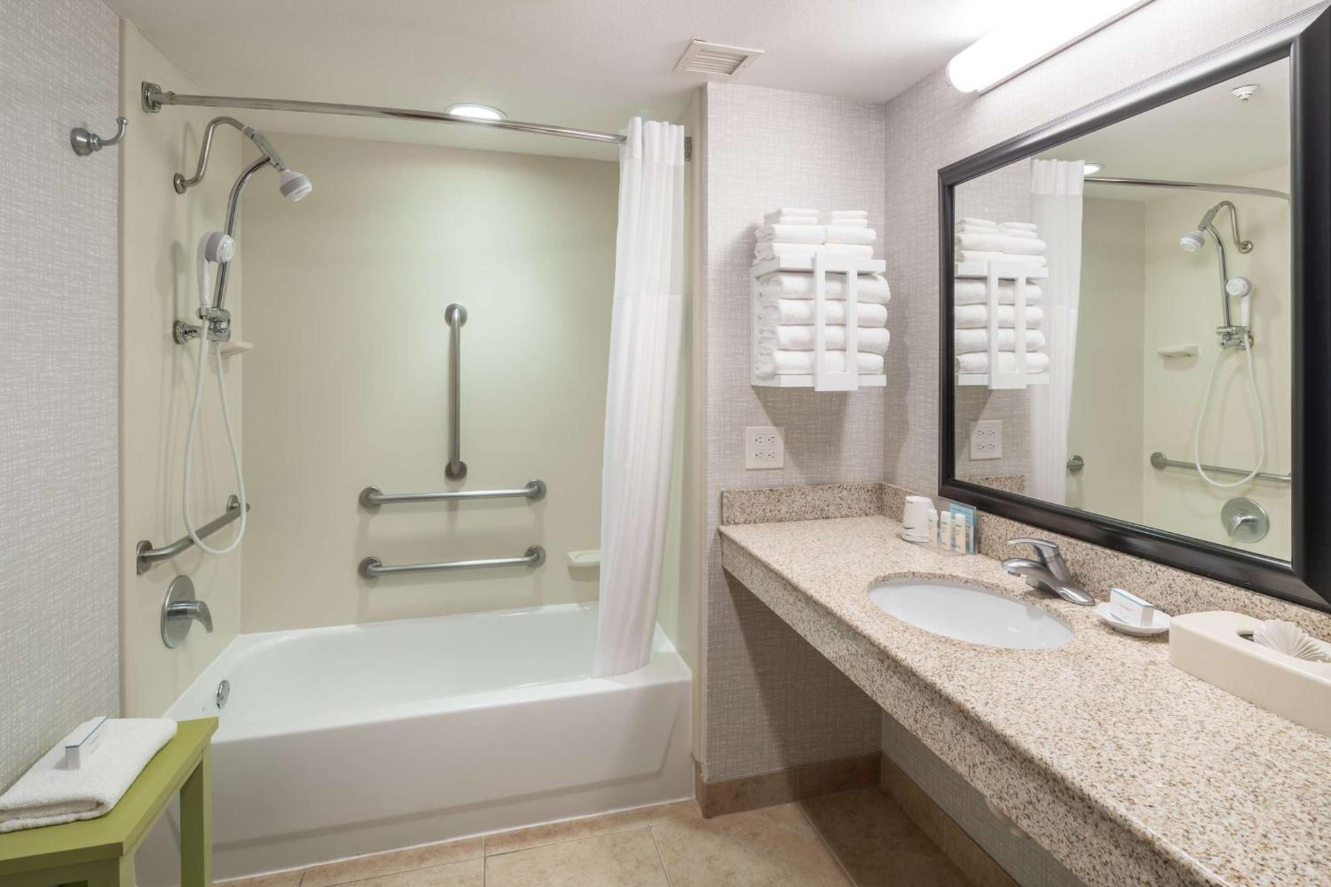 Hampton Inn & Suites Chicago North Shore photo 14