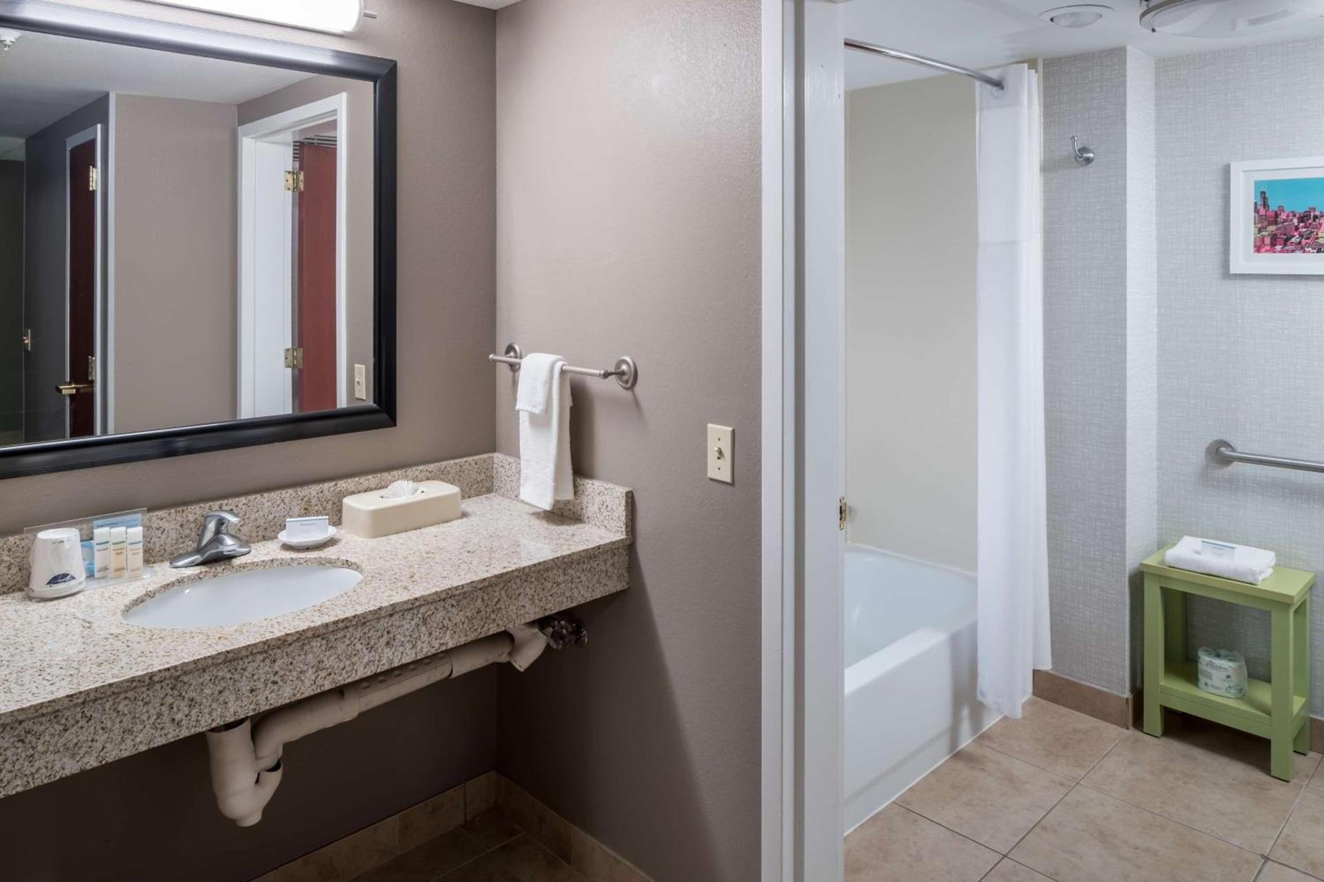 Hampton Inn & Suites Chicago North Shore photo 22