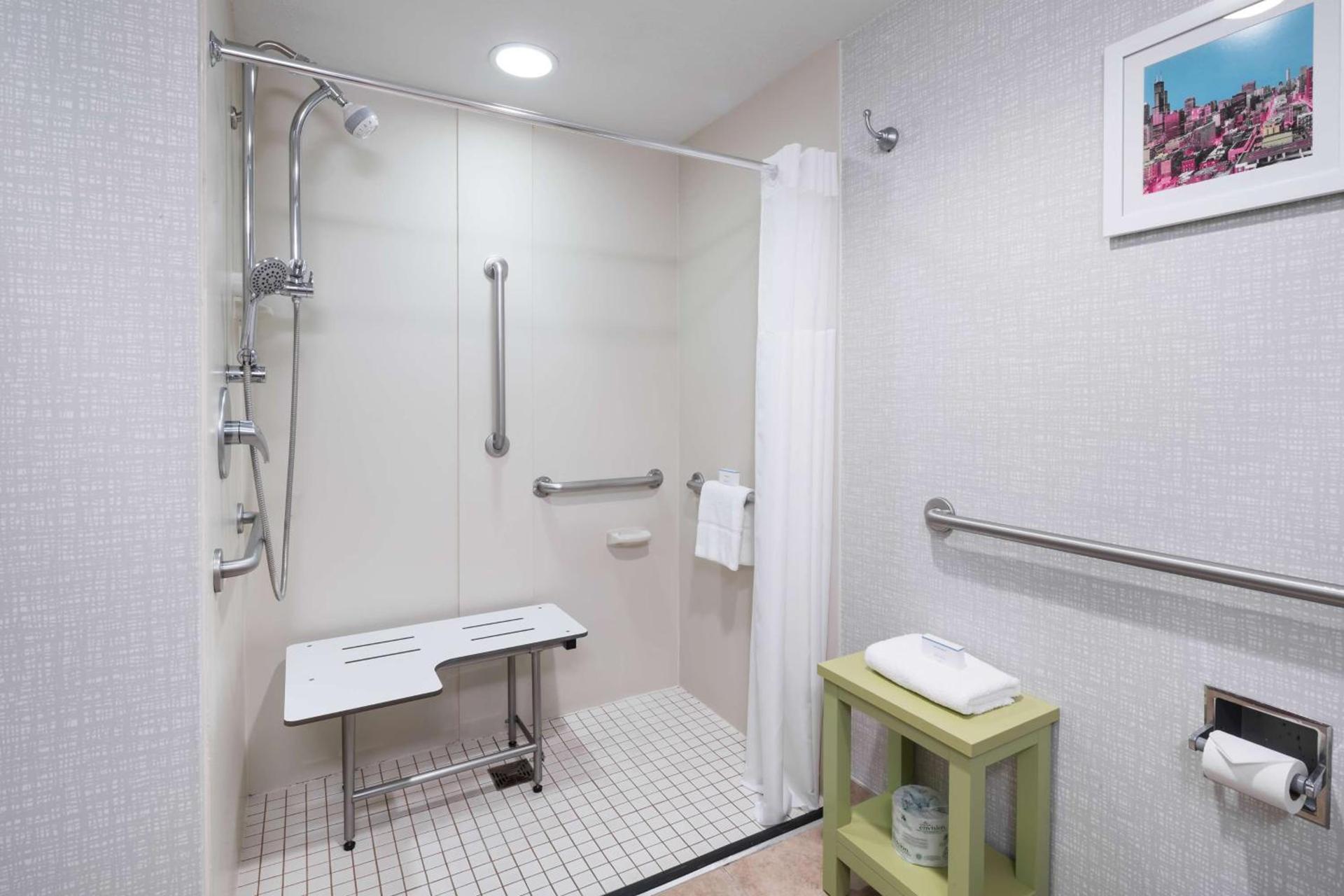 Hampton Inn & Suites Chicago North Shore photo 36