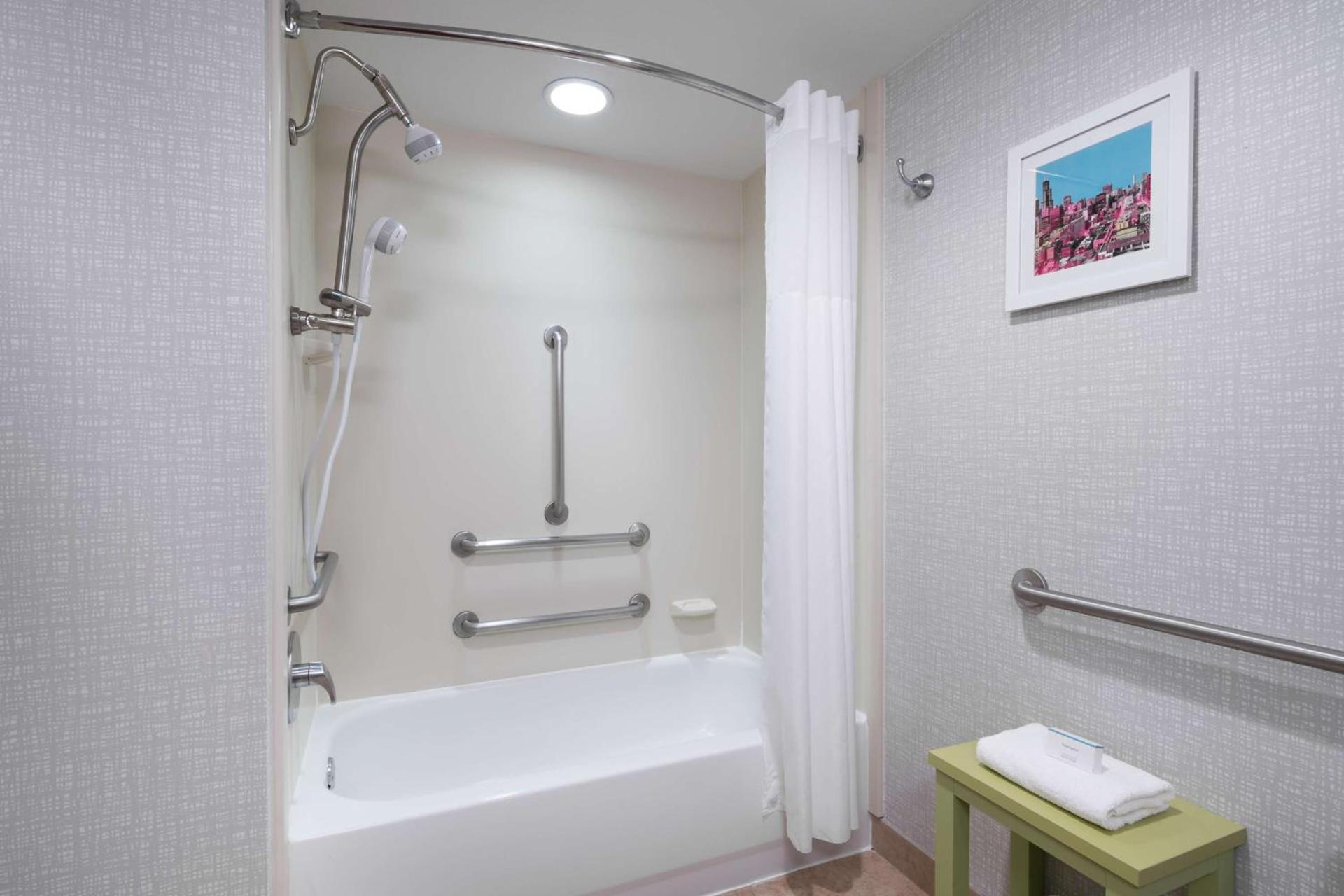 Hampton Inn & Suites Chicago North Shore photo 37