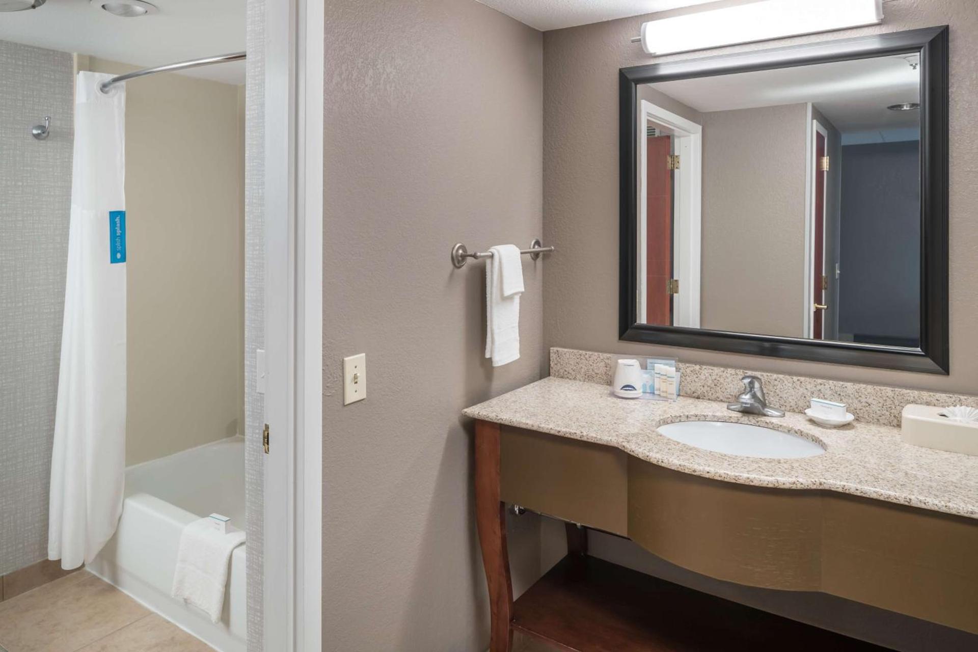 Hampton Inn & Suites Chicago North Shore photo 42