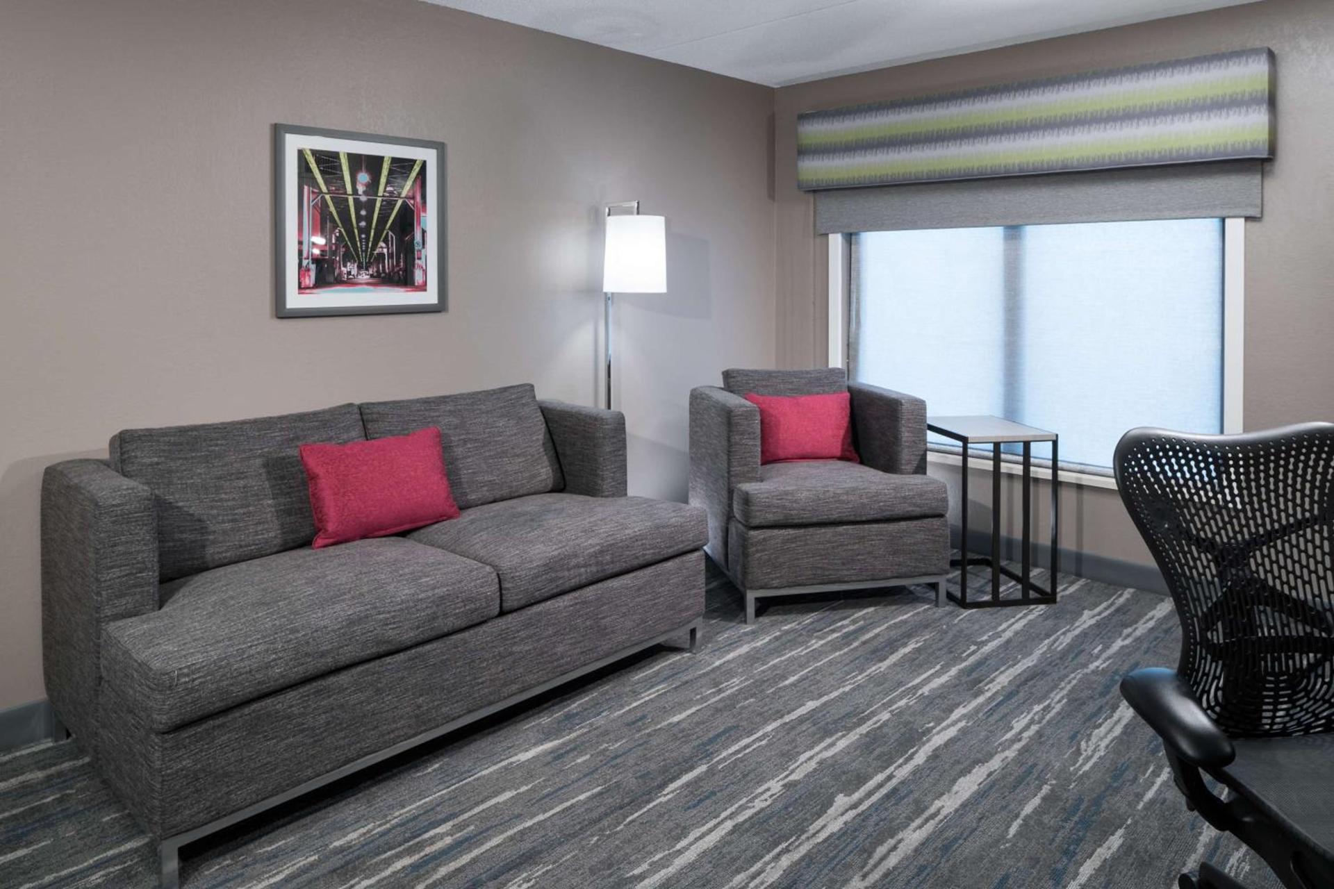 Hampton Inn & Suites Chicago North Shore photo 46