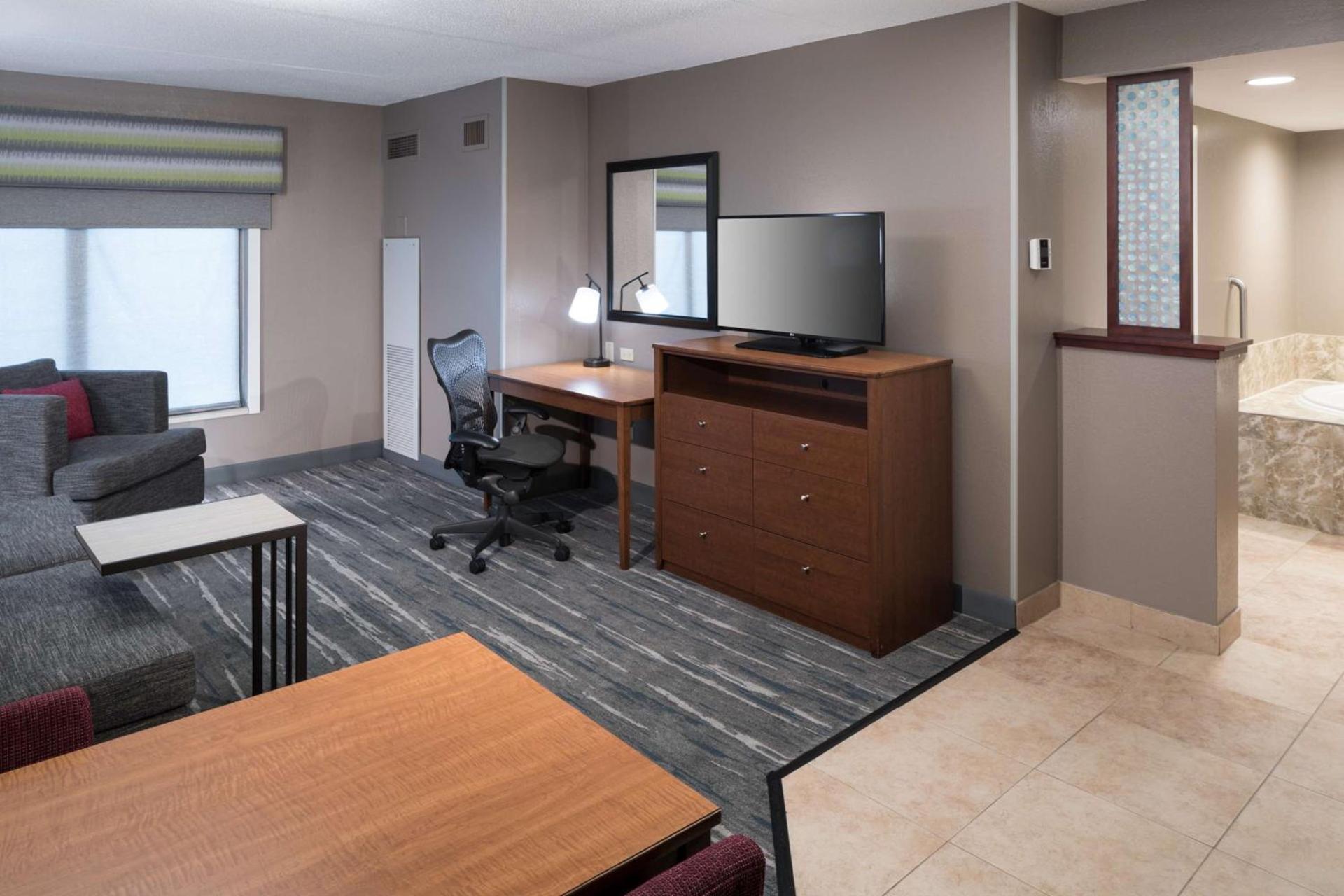 Hampton Inn & Suites Chicago North Shore photo 47