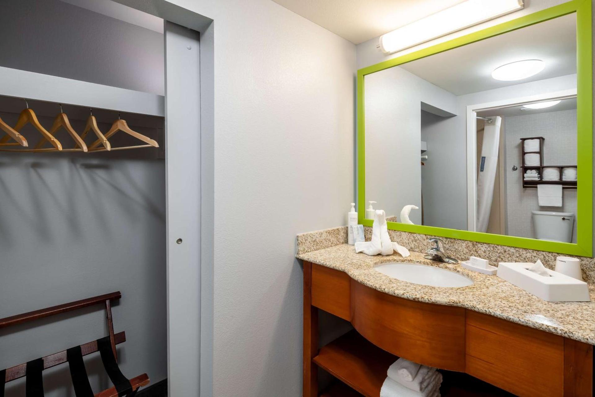 Hampton Inn & Suites St. Louis at Forest Park photo 24