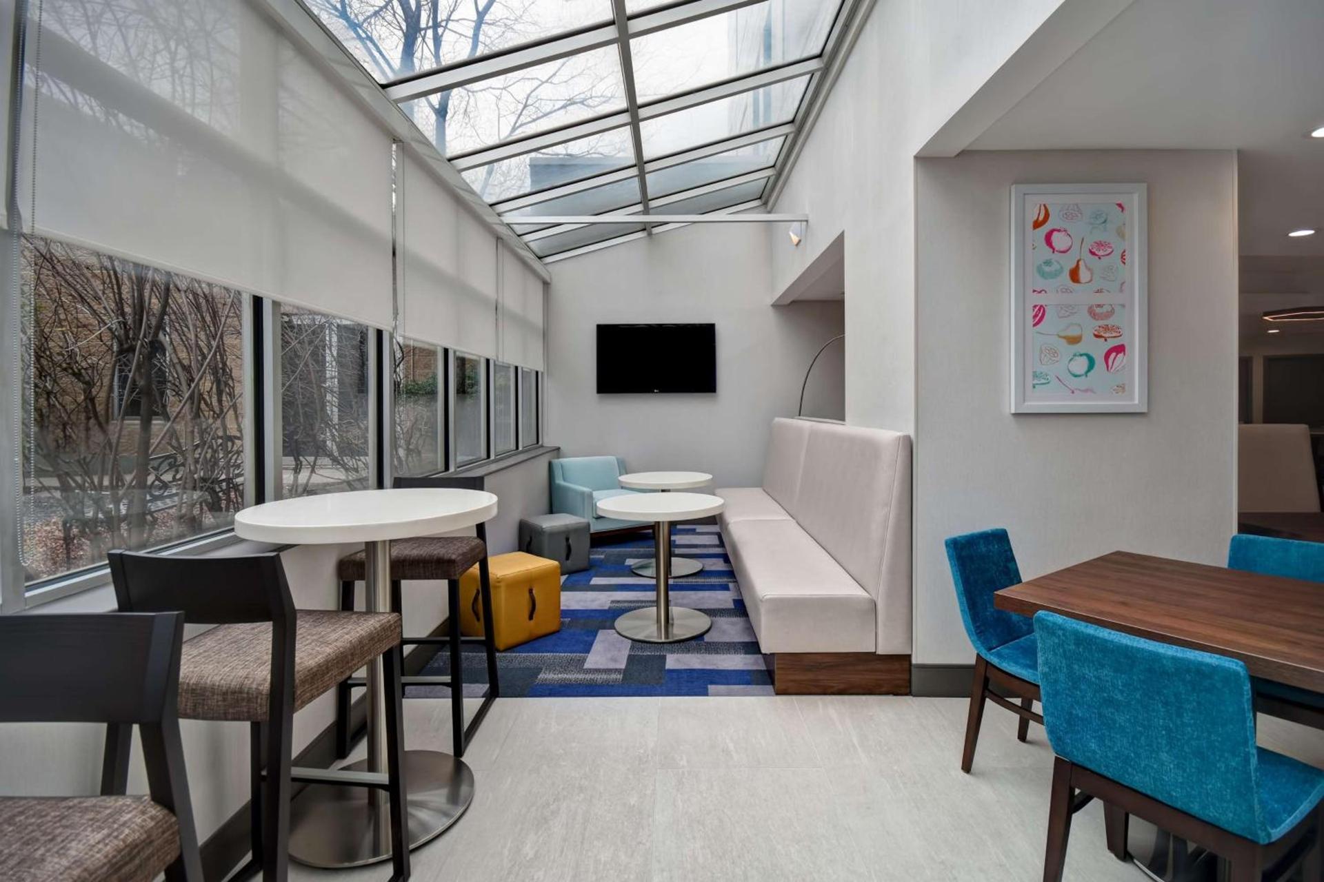 Hampton Inn NY-JFK photo 18