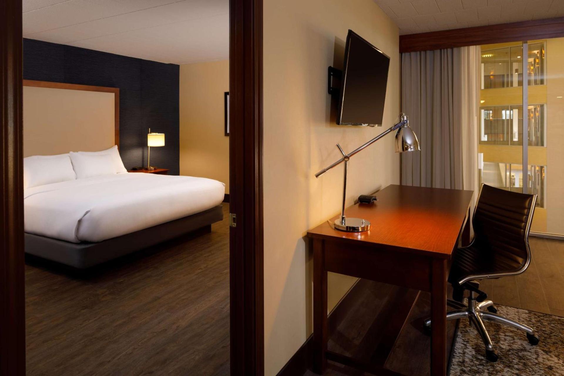 DoubleTree by Hilton Pittsburgh - Cranberry photo 40