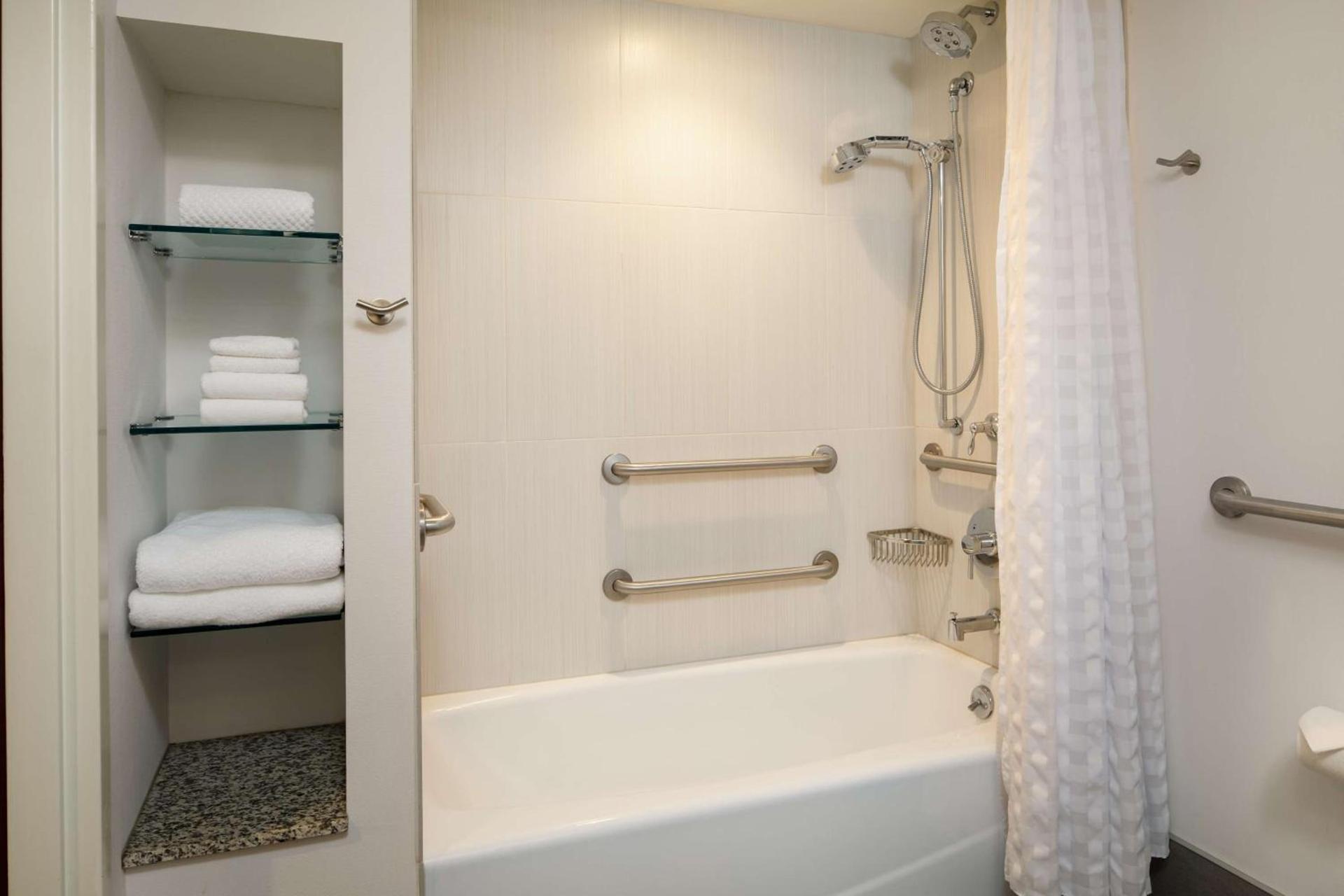 DoubleTree by Hilton Pittsburgh - Cranberry photo 50