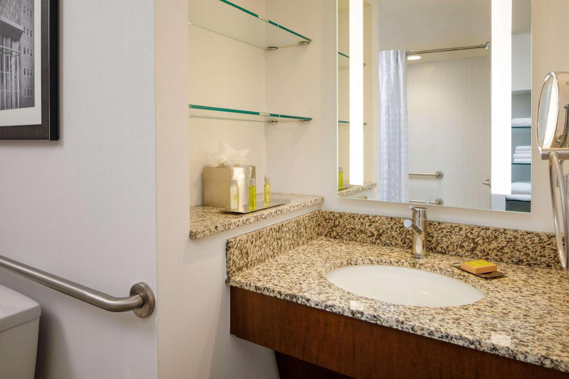 DoubleTree by Hilton Pittsburgh - Cranberry photo 51