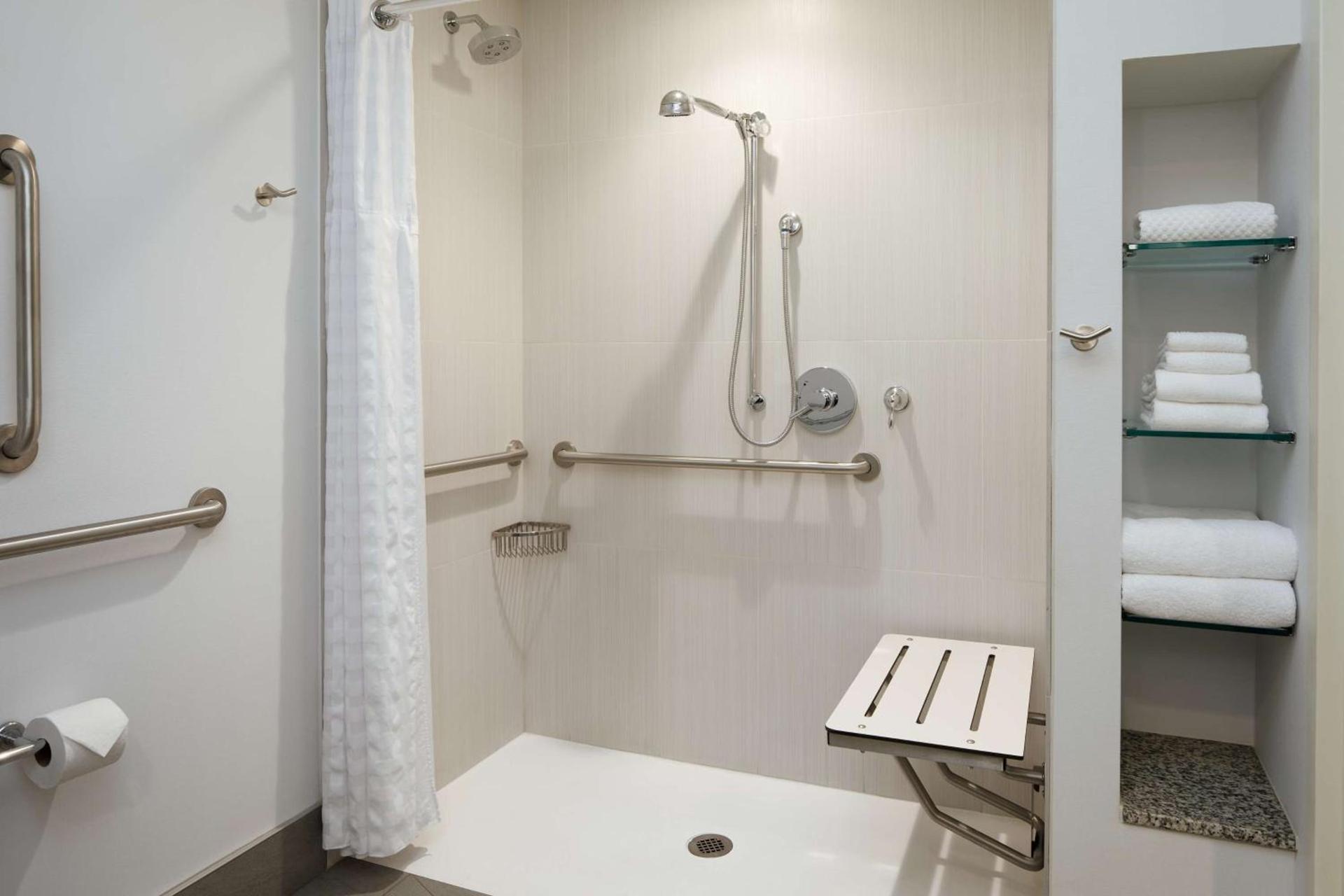 DoubleTree by Hilton Pittsburgh - Cranberry photo 71