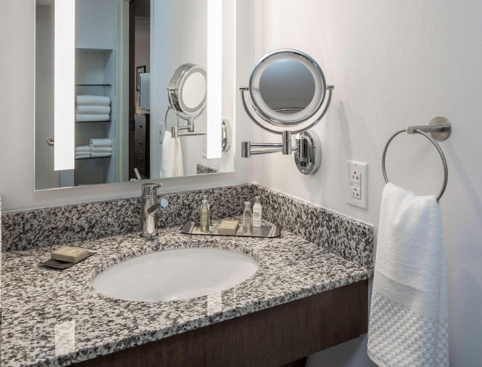 DoubleTree by Hilton Pittsburgh - Cranberry photo 81