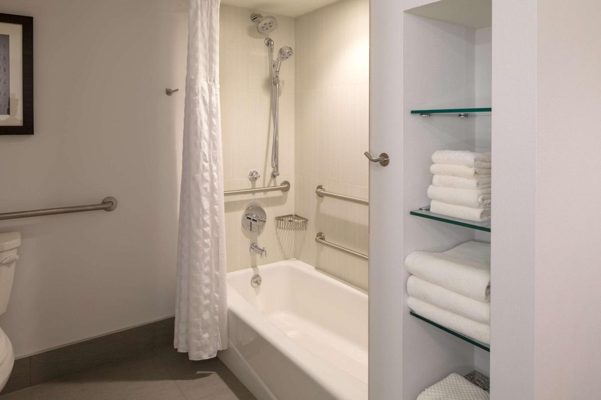 DoubleTree by Hilton Pittsburgh - Cranberry photo 79