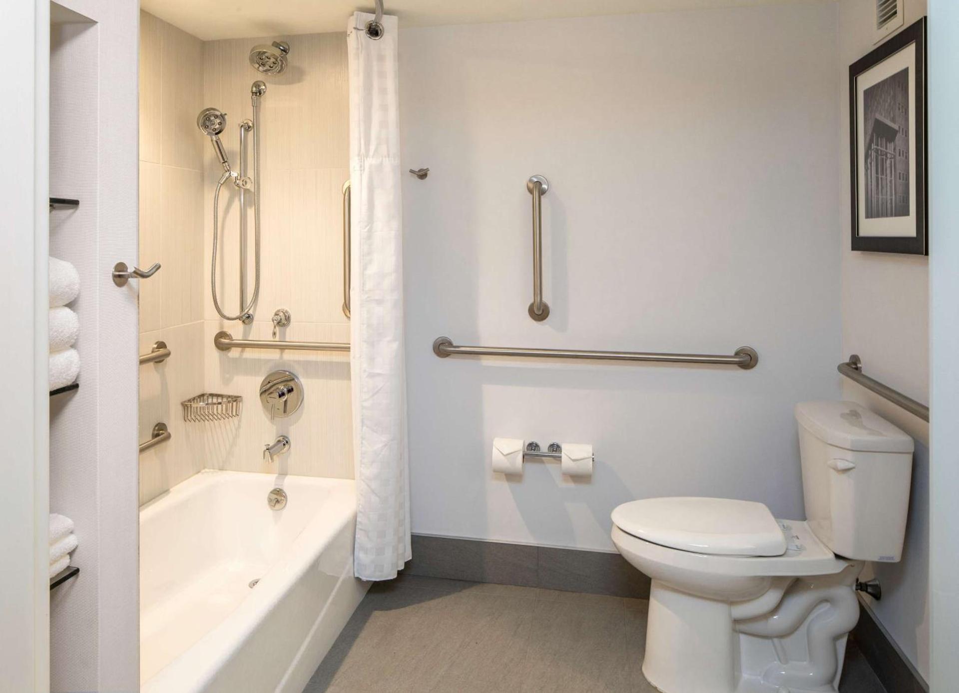 DoubleTree by Hilton Pittsburgh - Cranberry photo 78