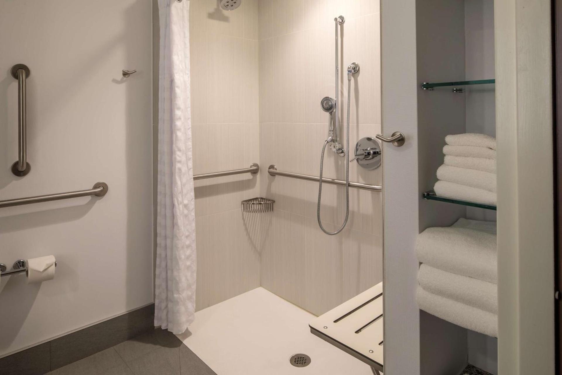 DoubleTree by Hilton Pittsburgh - Cranberry photo 80