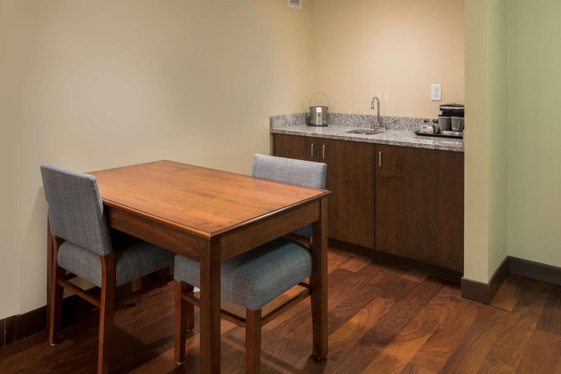 DoubleTree by Hilton Pittsburgh - Cranberry photo 82