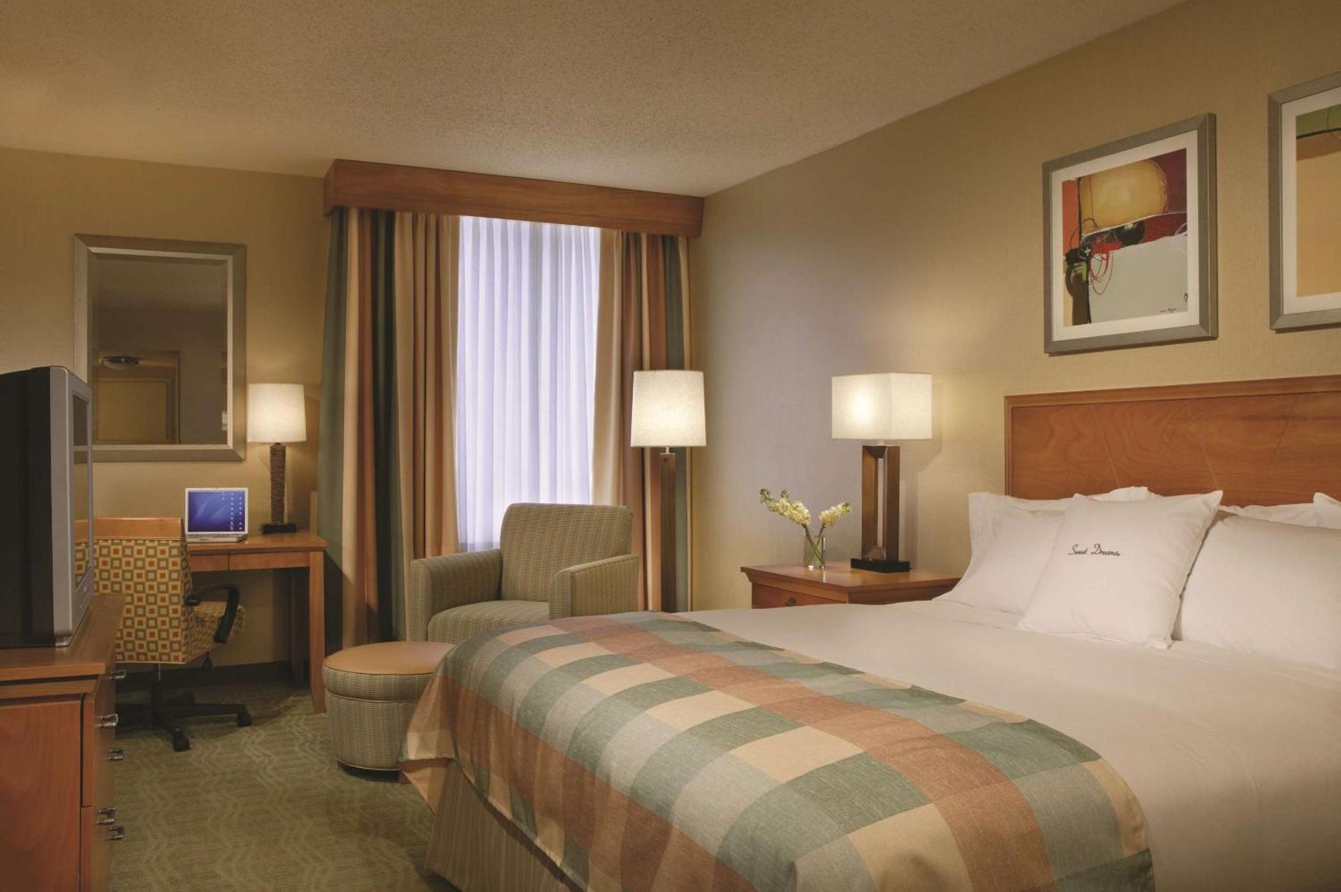 Wyndham Columbus photo 12