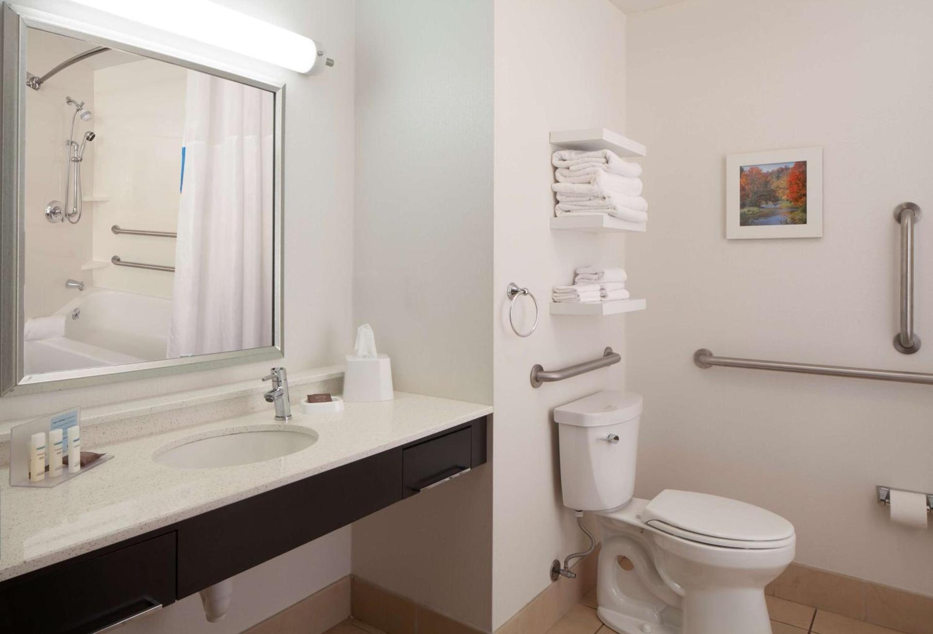 Hampton Inn Charleston-Southridge photo 25