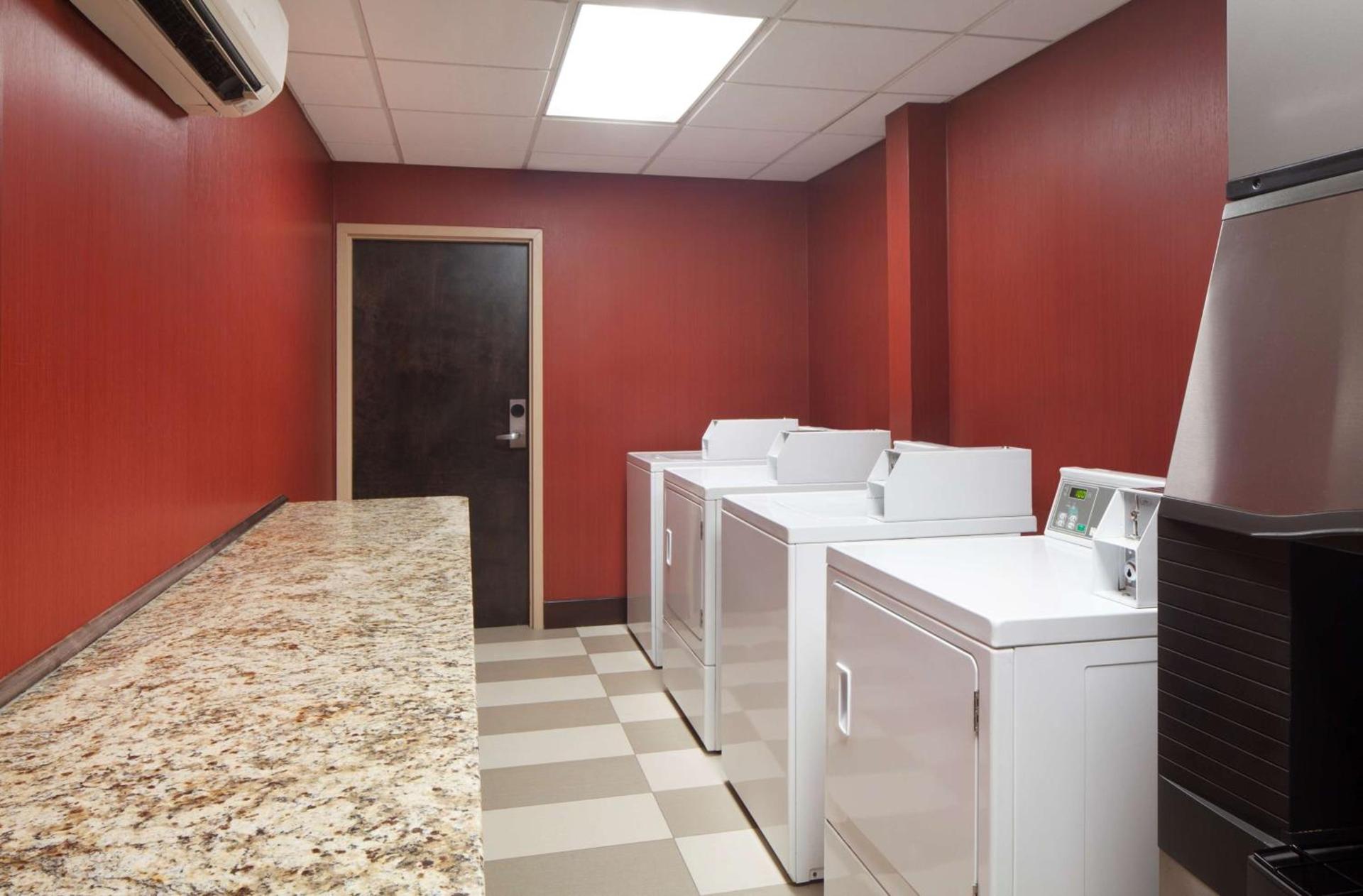 Hampton Inn Charleston-Southridge photo 41