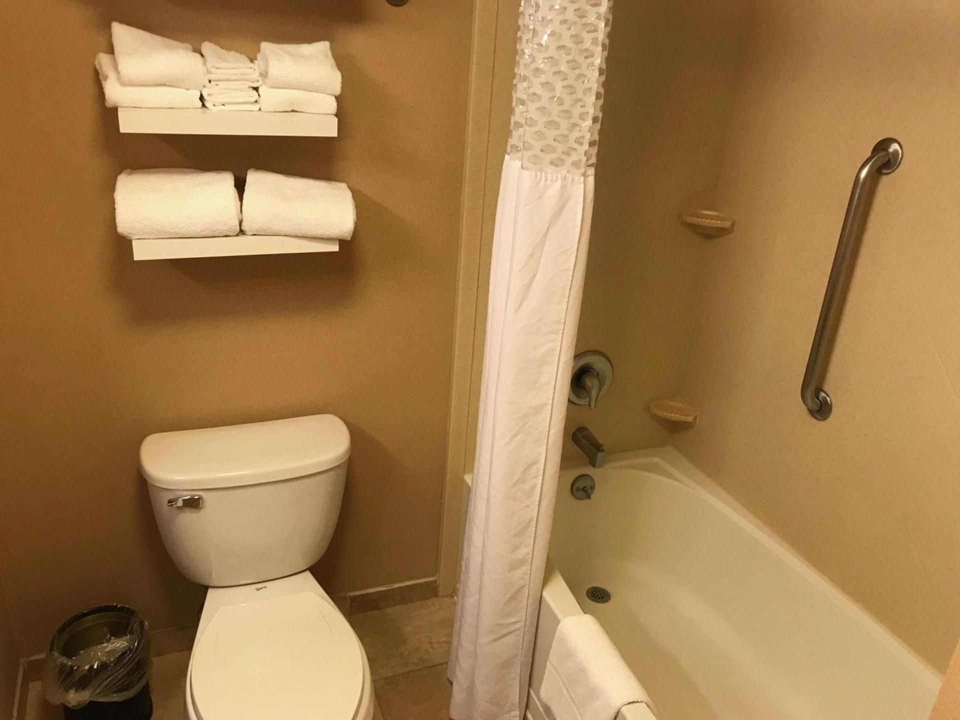 Hampton Inn & Suites Bloomington-Normal photo 13