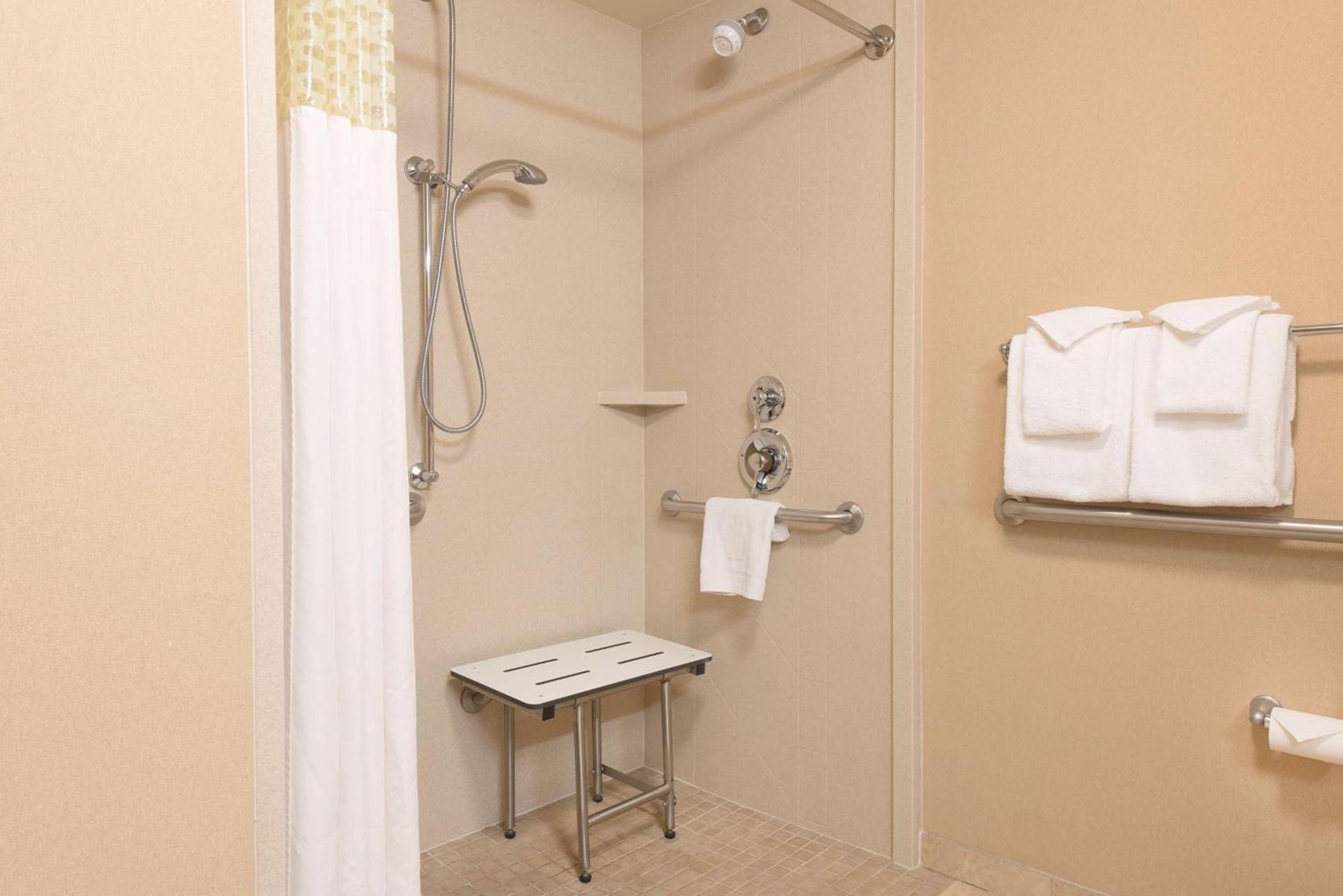Hampton Inn & Suites Bloomington-Normal photo 24