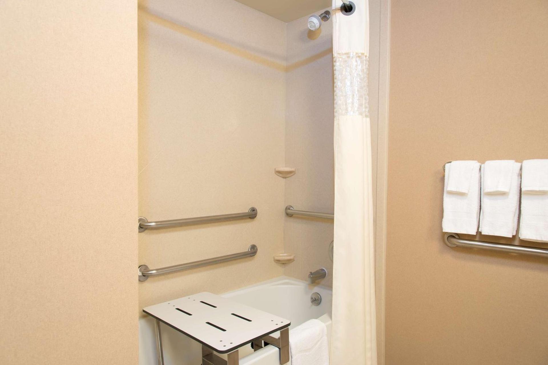 Hampton Inn & Suites Bloomington-Normal photo 27
