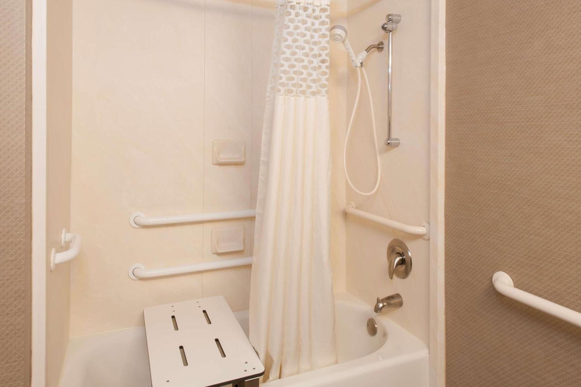 Hampton Inn Muskegon photo 37
