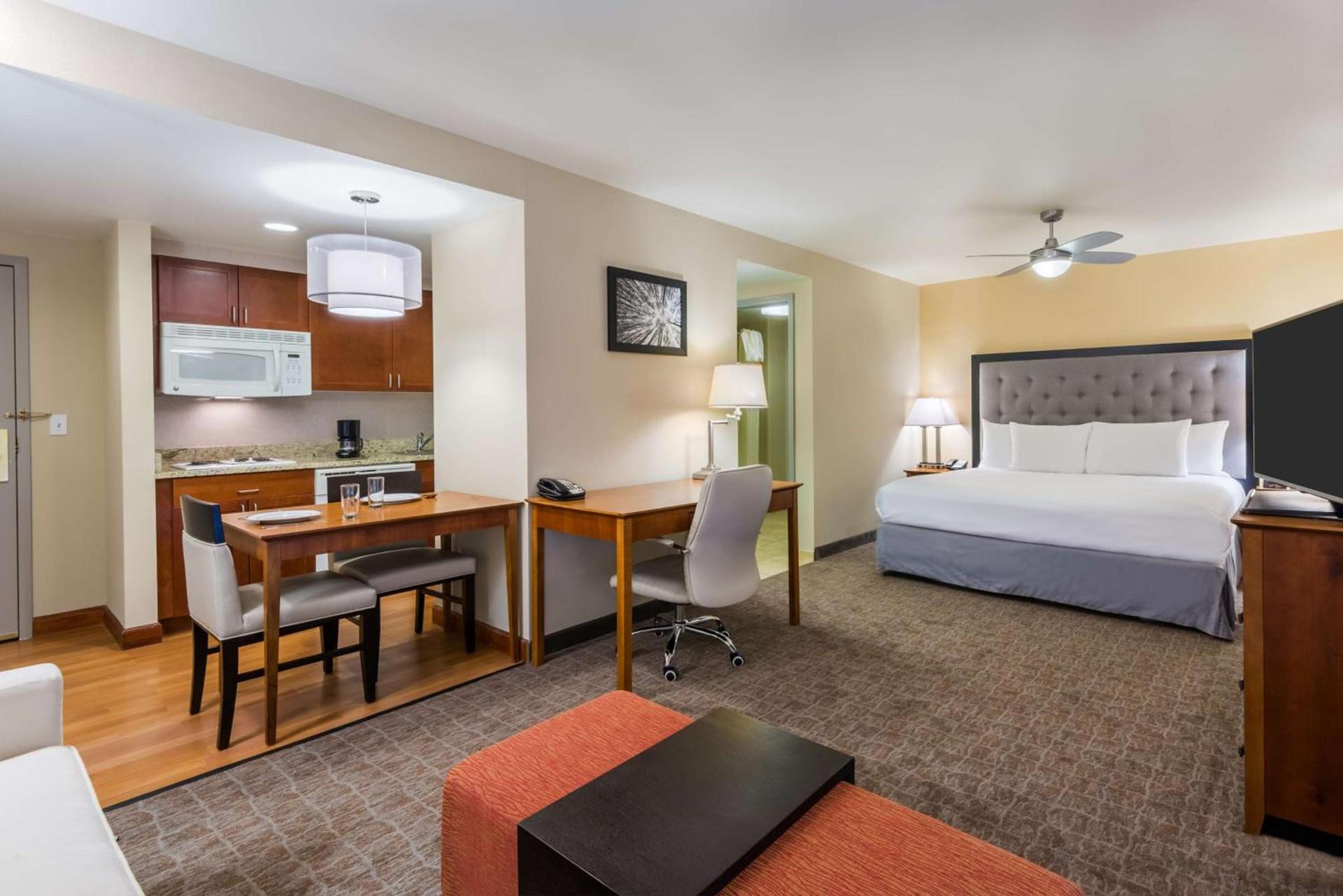 Larkspur Landing Extended Stay Suites St Louis Riverport photo 10