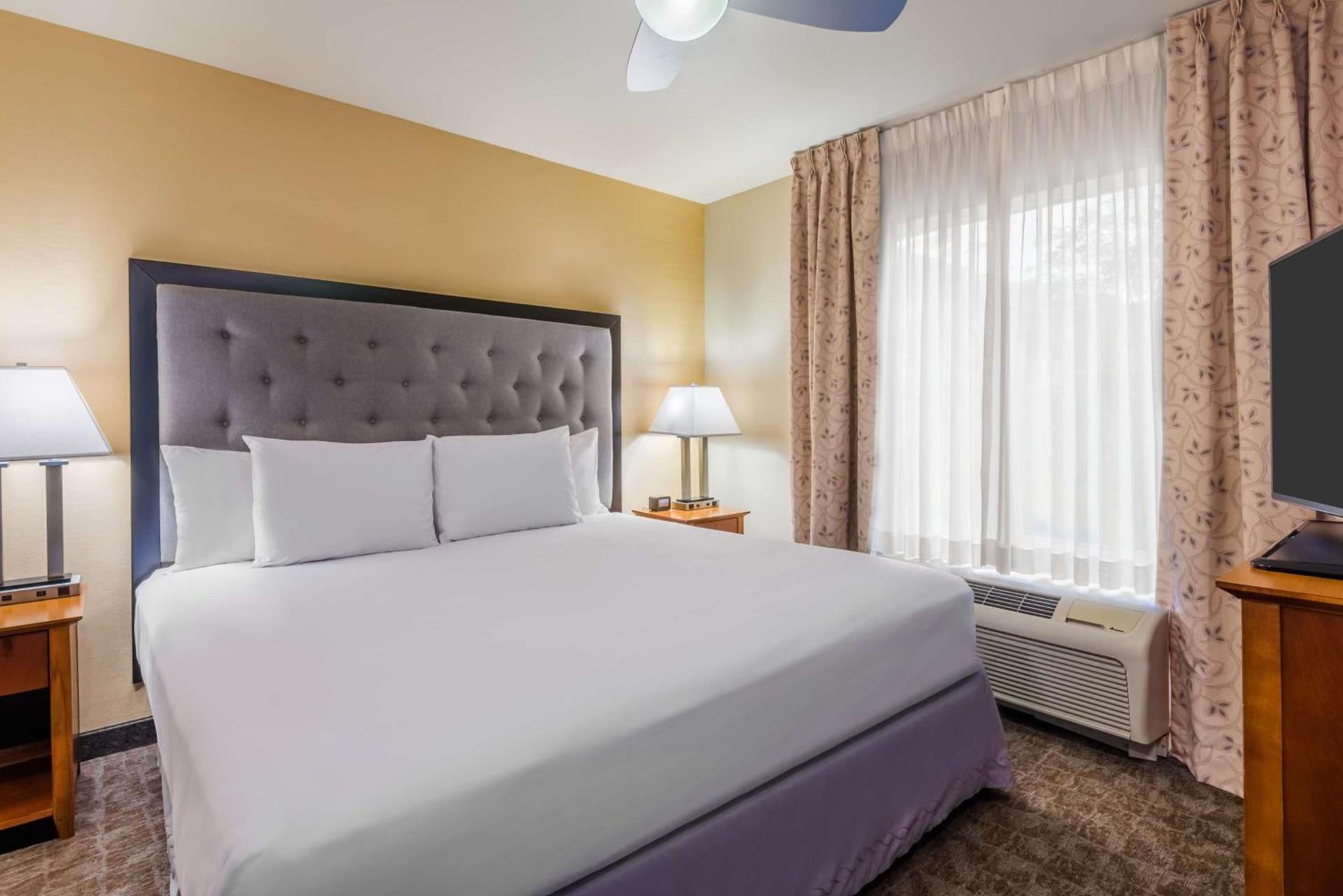 Larkspur Landing Extended Stay Suites St Louis Riverport photo 16