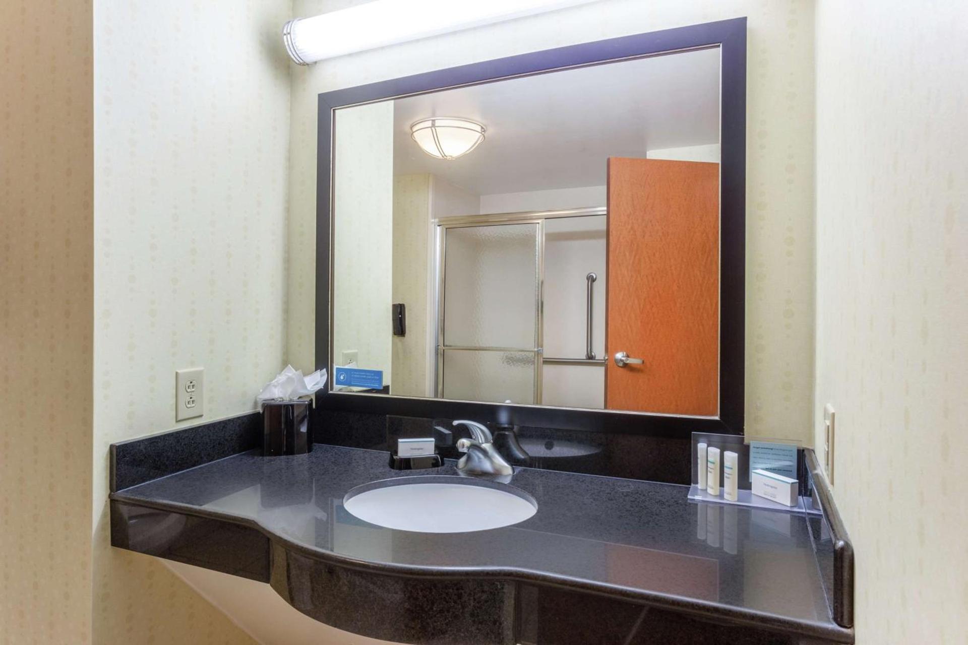 Hampton Inn Richmond - South photo 14