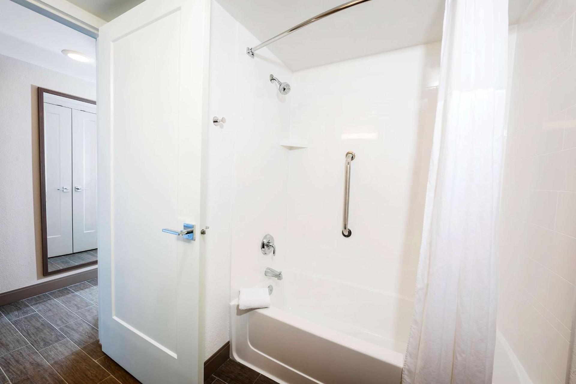 Hampton Inn Virginia Beach Oceanfront North photo 32