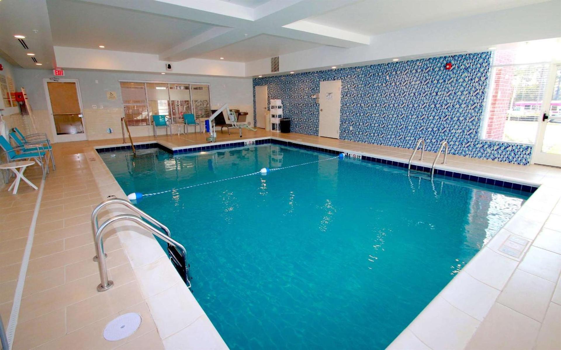 Hampton Inn- Suffolk photo 3