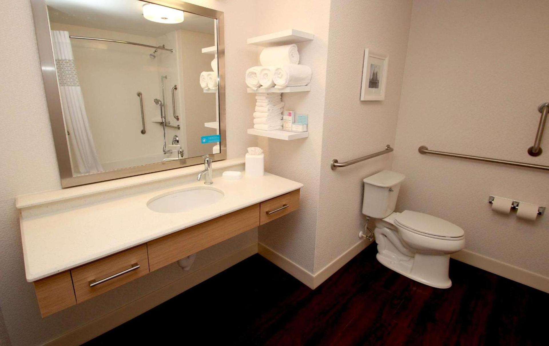 Hampton Inn- Suffolk photo 8