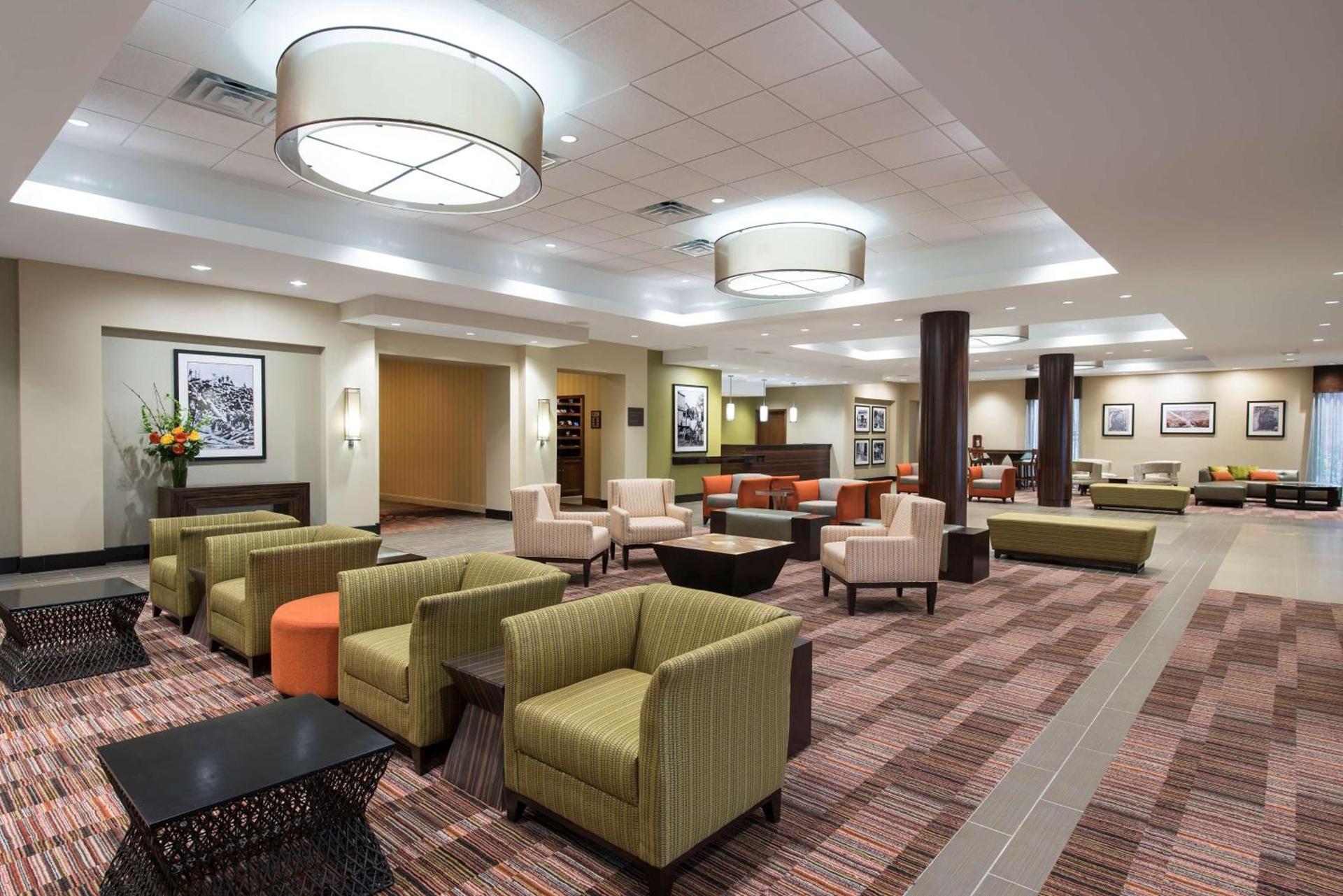 DoubleTree by Hilton Hotel Grand Rapids Airport photo 2
